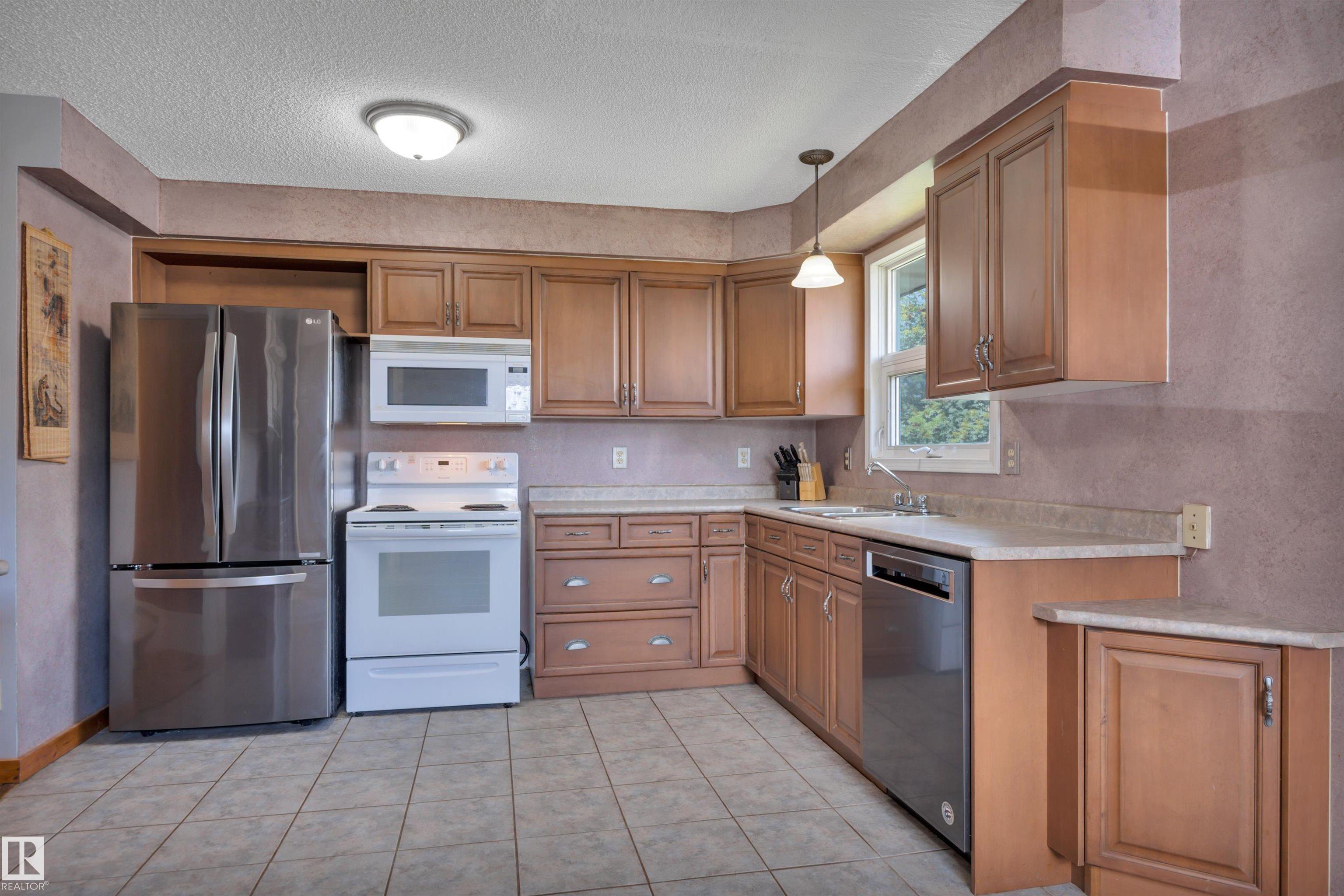 Photo 8 at 13327 73 Street NW, Delwood, Edmonton