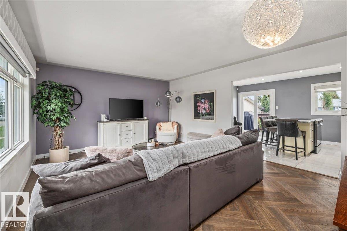 Photo 2 at 16165 110b Avenue NW, Mayfield, Edmonton