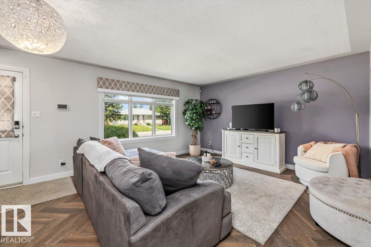 Photo 4 at 16165 110b Avenue NW, Mayfield, Edmonton
