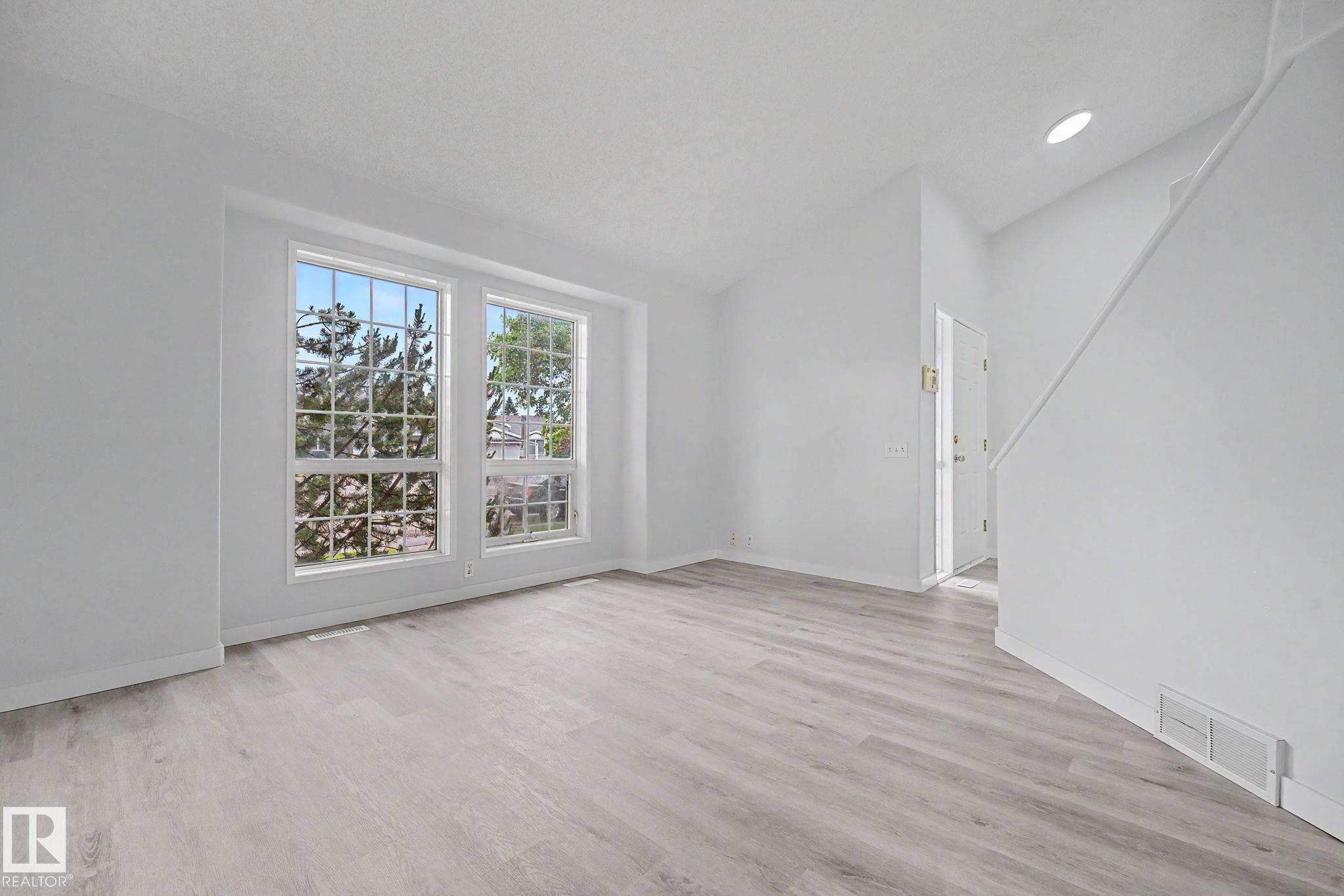 Photo 11 at 3704 39 Avenue NW, Kiniski Gardens, Edmonton
