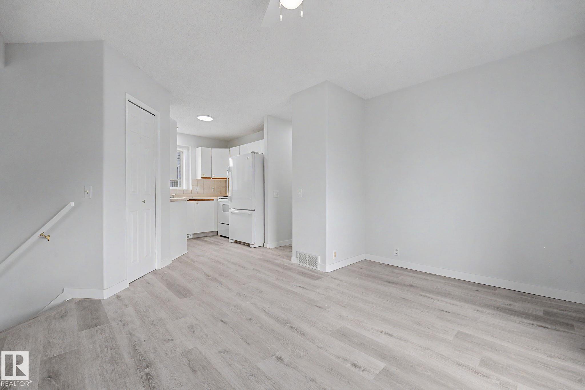 Photo 13 at 3704 39 Avenue NW, Kiniski Gardens, Edmonton