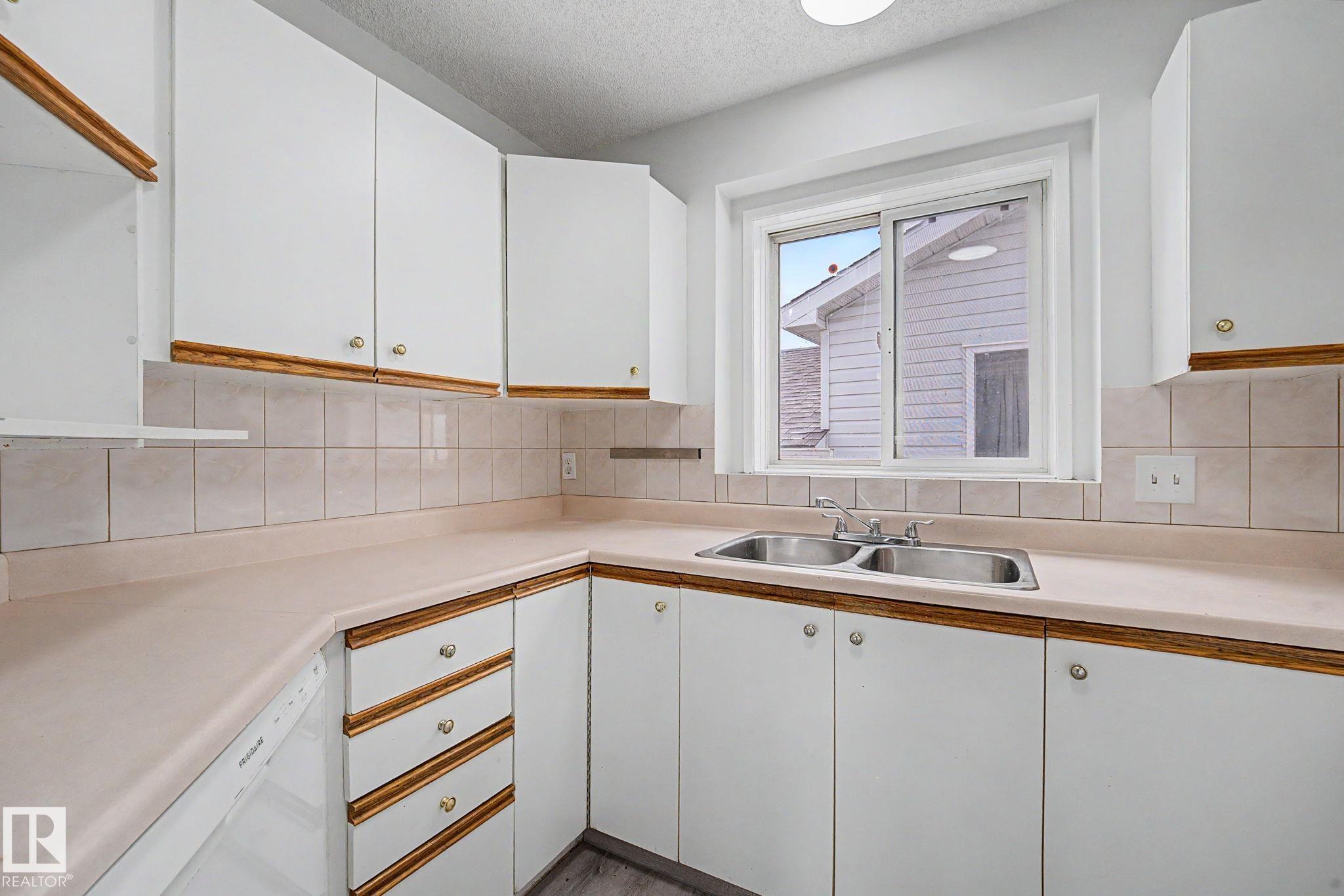 Photo 16 at 3704 39 Avenue NW, Kiniski Gardens, Edmonton