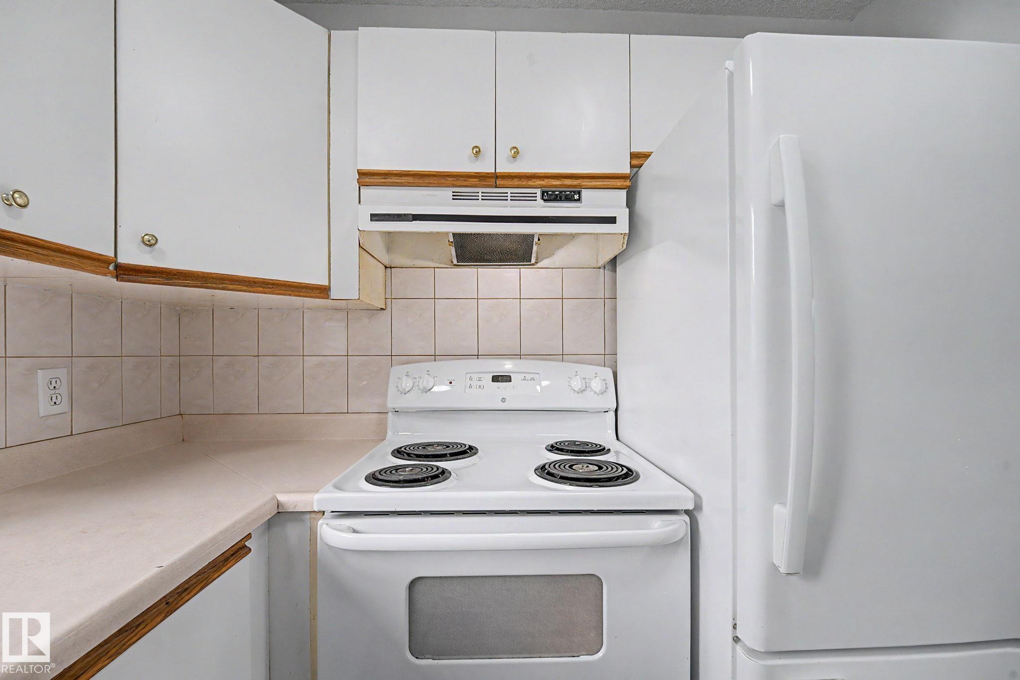 Photo 17 at 3704 39 Avenue NW, Kiniski Gardens, Edmonton
