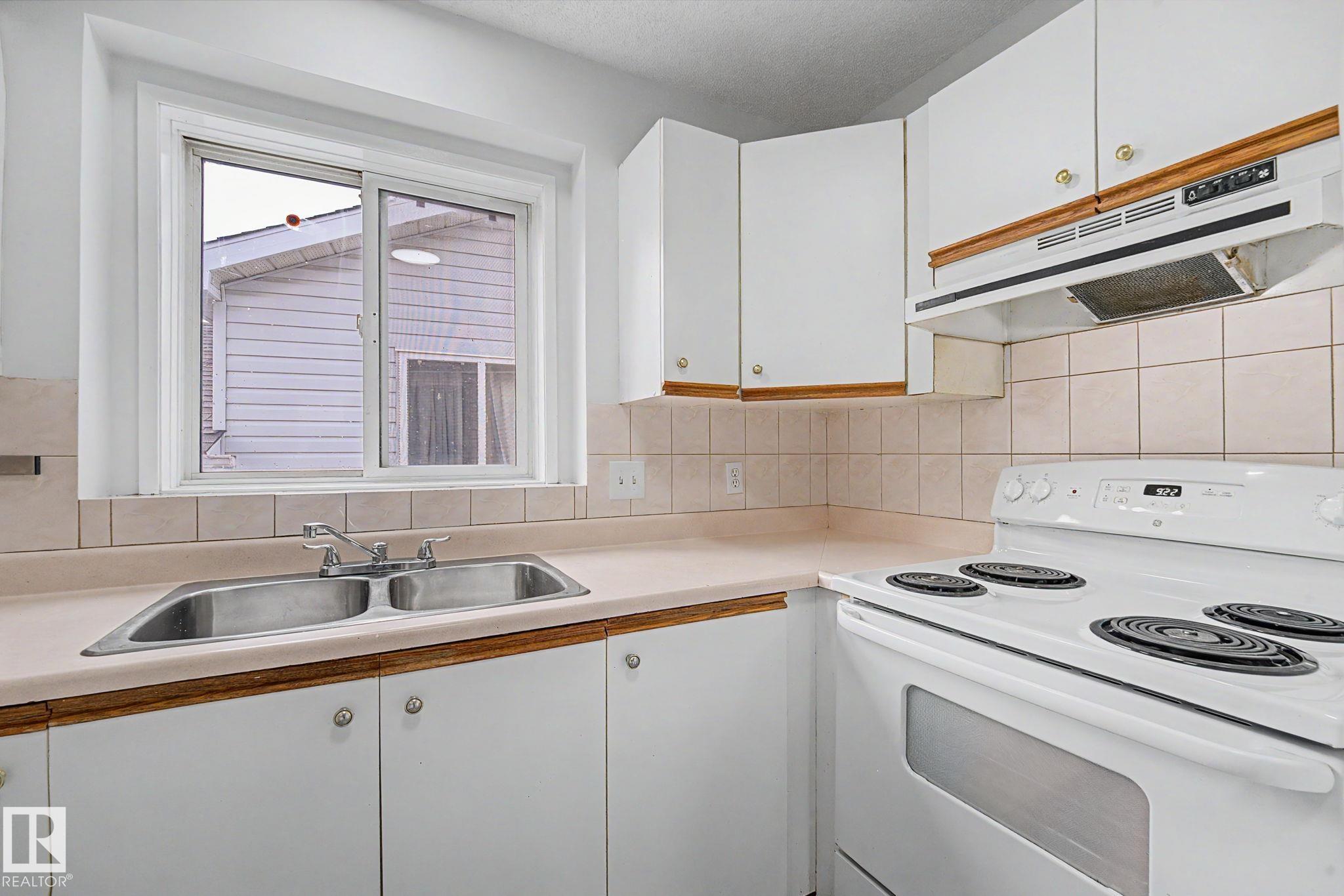Photo 18 at 3704 39 Avenue NW, Kiniski Gardens, Edmonton