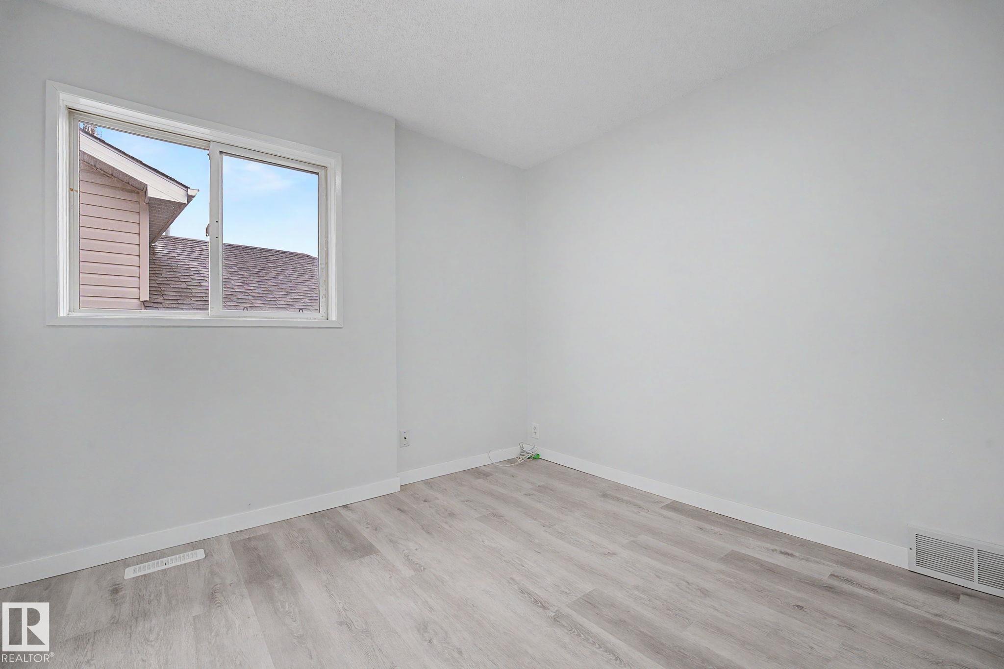 Photo 23 at 3704 39 Avenue NW, Kiniski Gardens, Edmonton