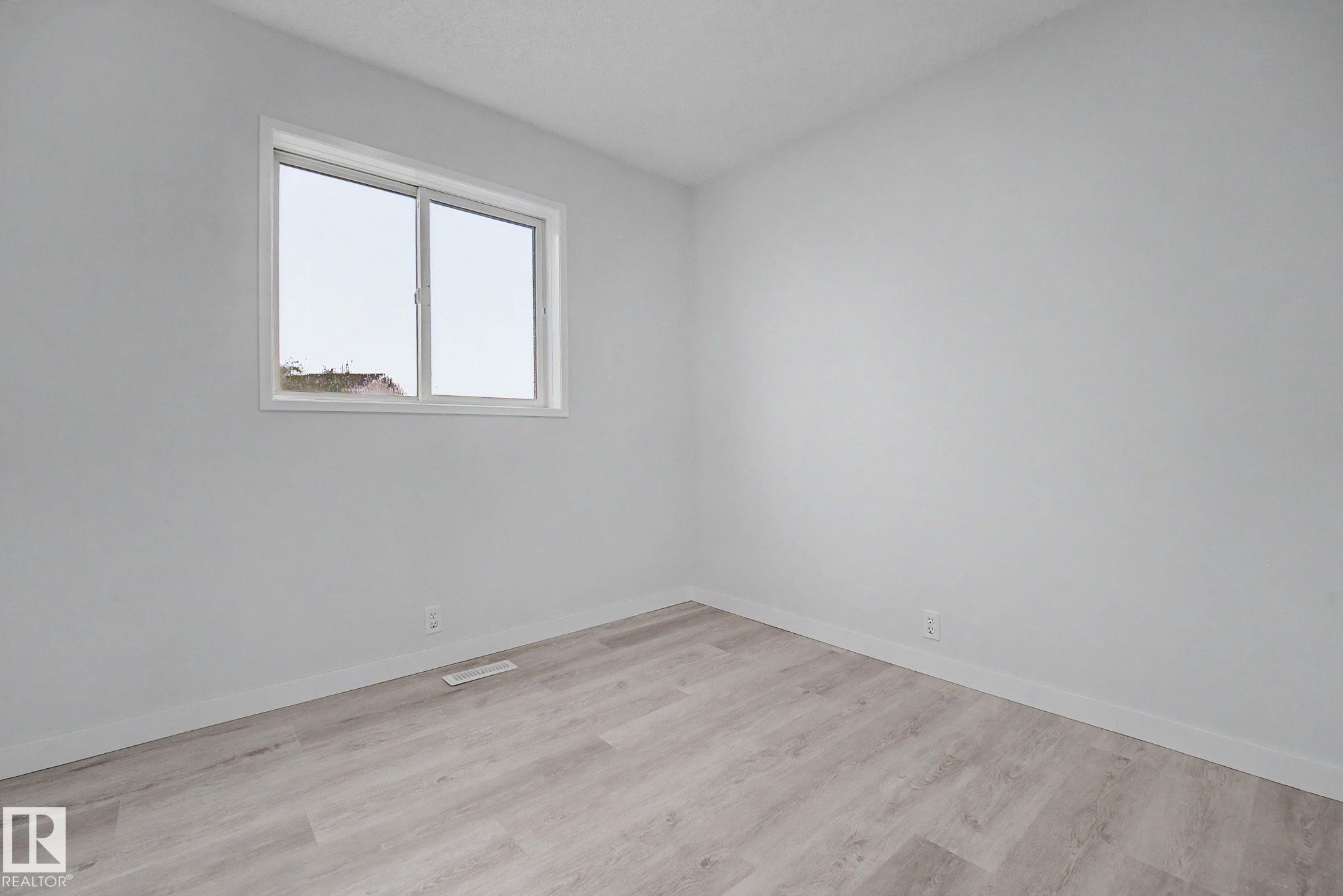 Photo 24 at 3704 39 Avenue NW, Kiniski Gardens, Edmonton