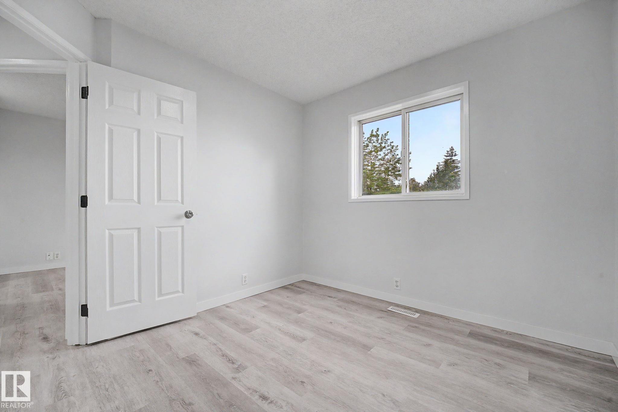 Photo 26 at 3704 39 Avenue NW, Kiniski Gardens, Edmonton