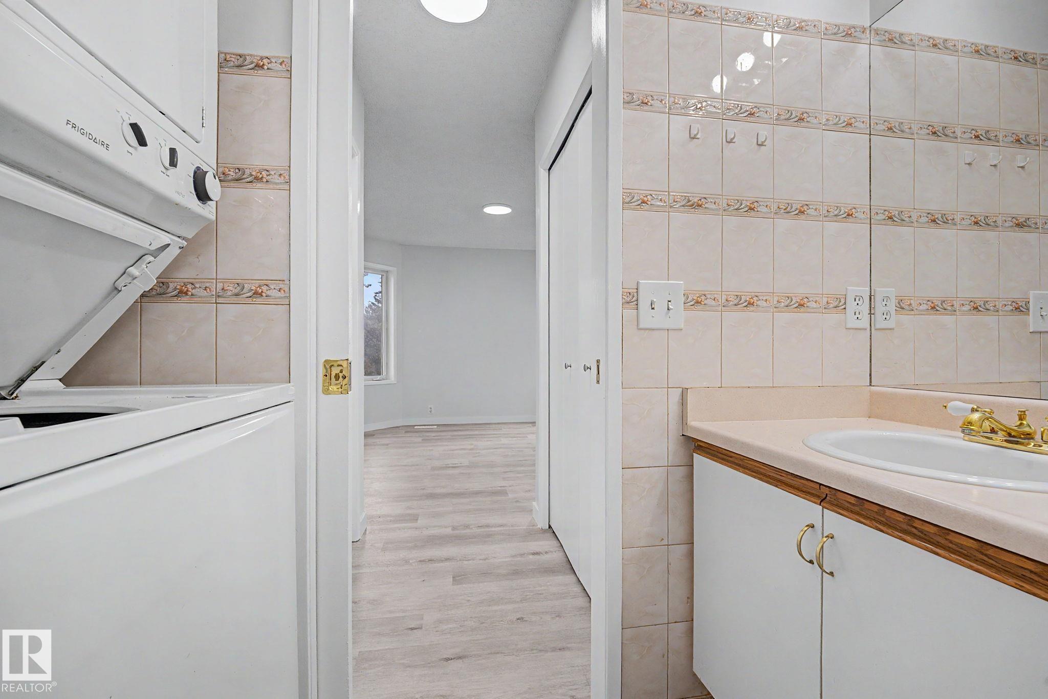 Photo 31 at 3704 39 Avenue NW, Kiniski Gardens, Edmonton