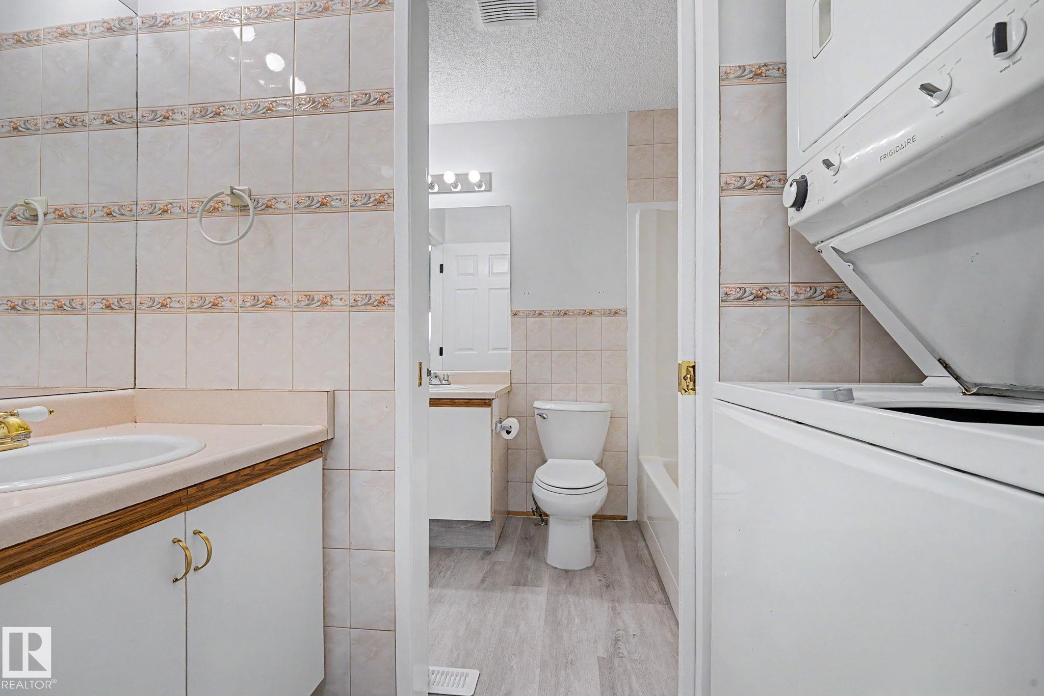 Photo 32 at 3704 39 Avenue NW, Kiniski Gardens, Edmonton