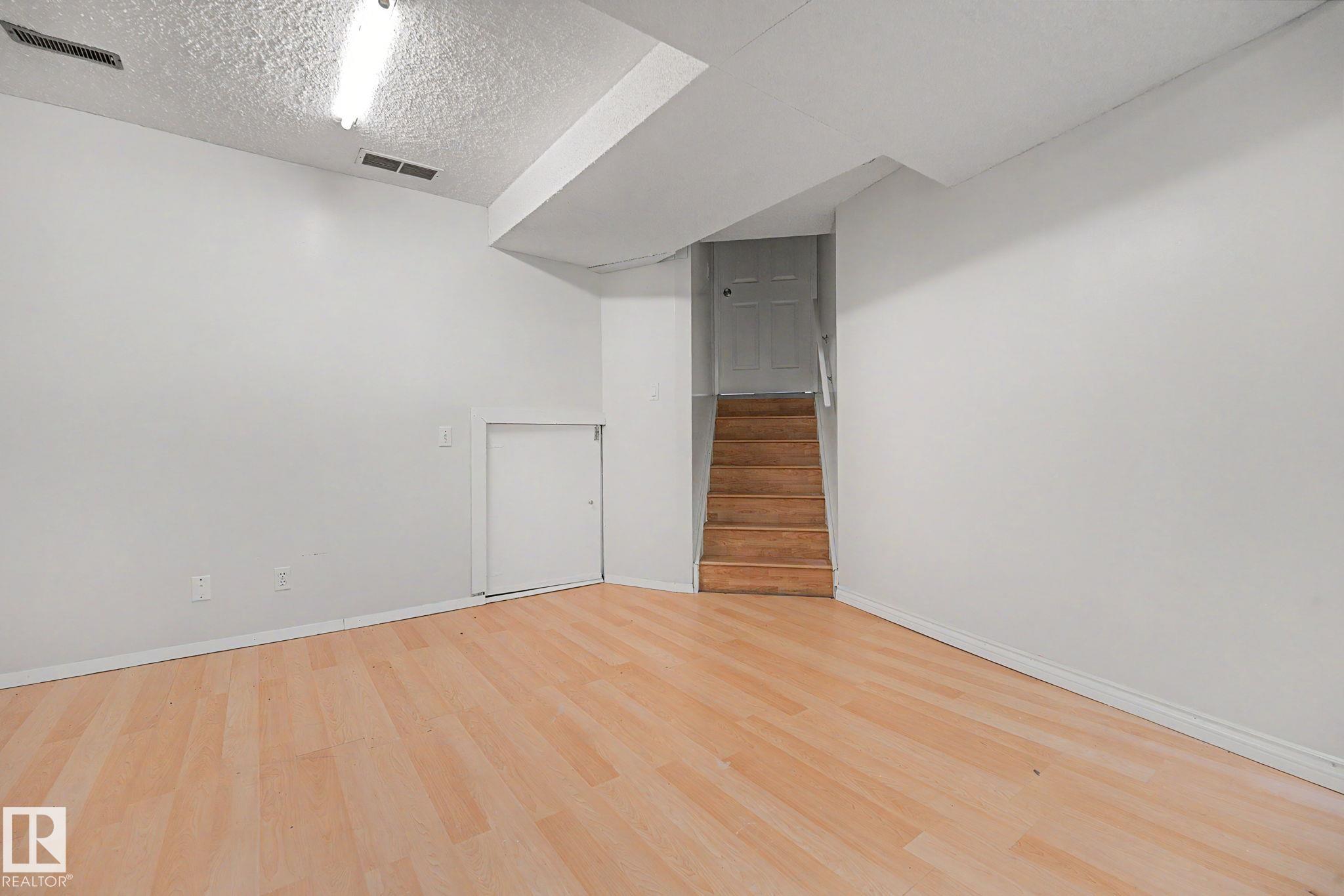 Photo 37 at 3704 39 Avenue NW, Kiniski Gardens, Edmonton