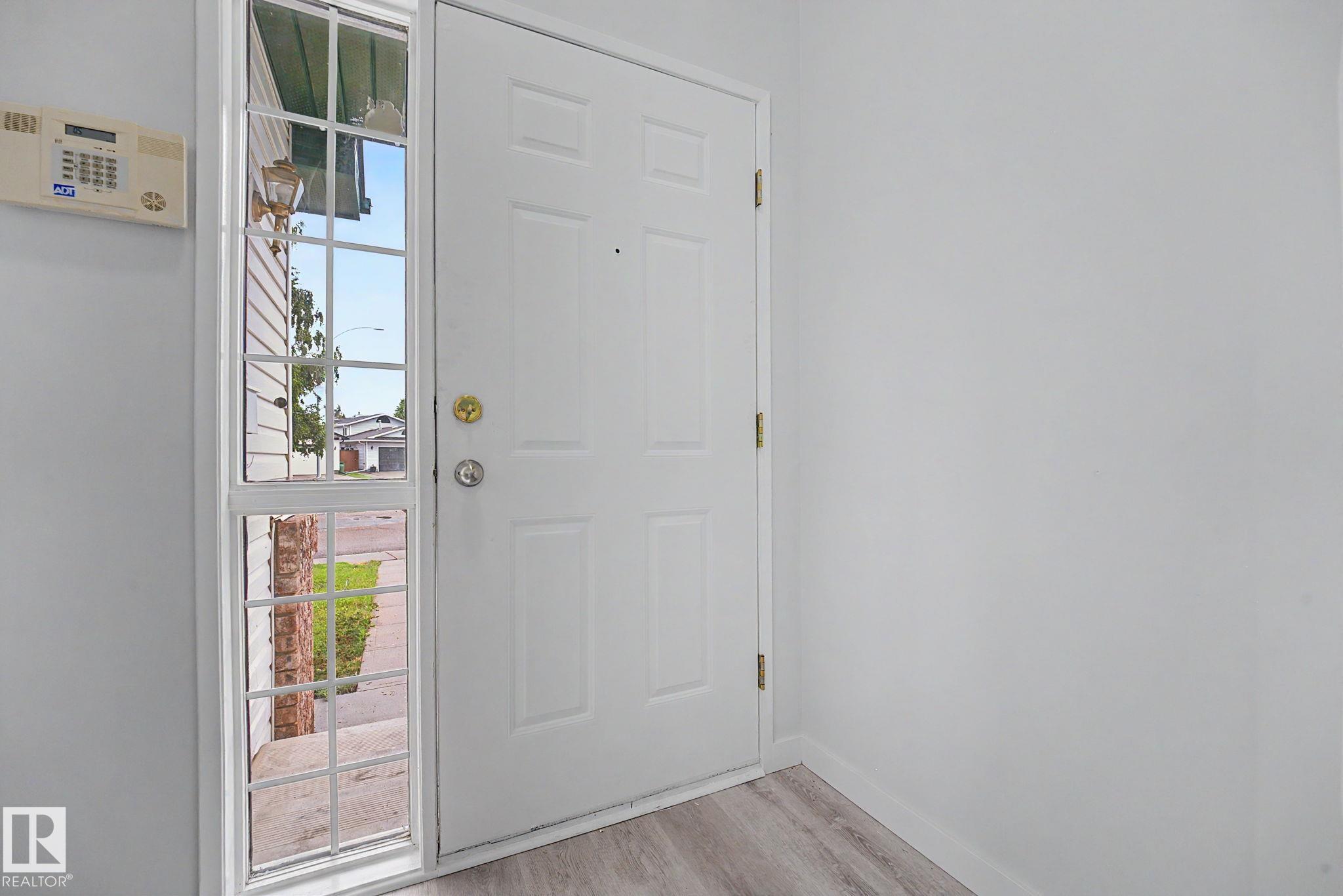 Photo 7 at 3704 39 Avenue NW, Kiniski Gardens, Edmonton