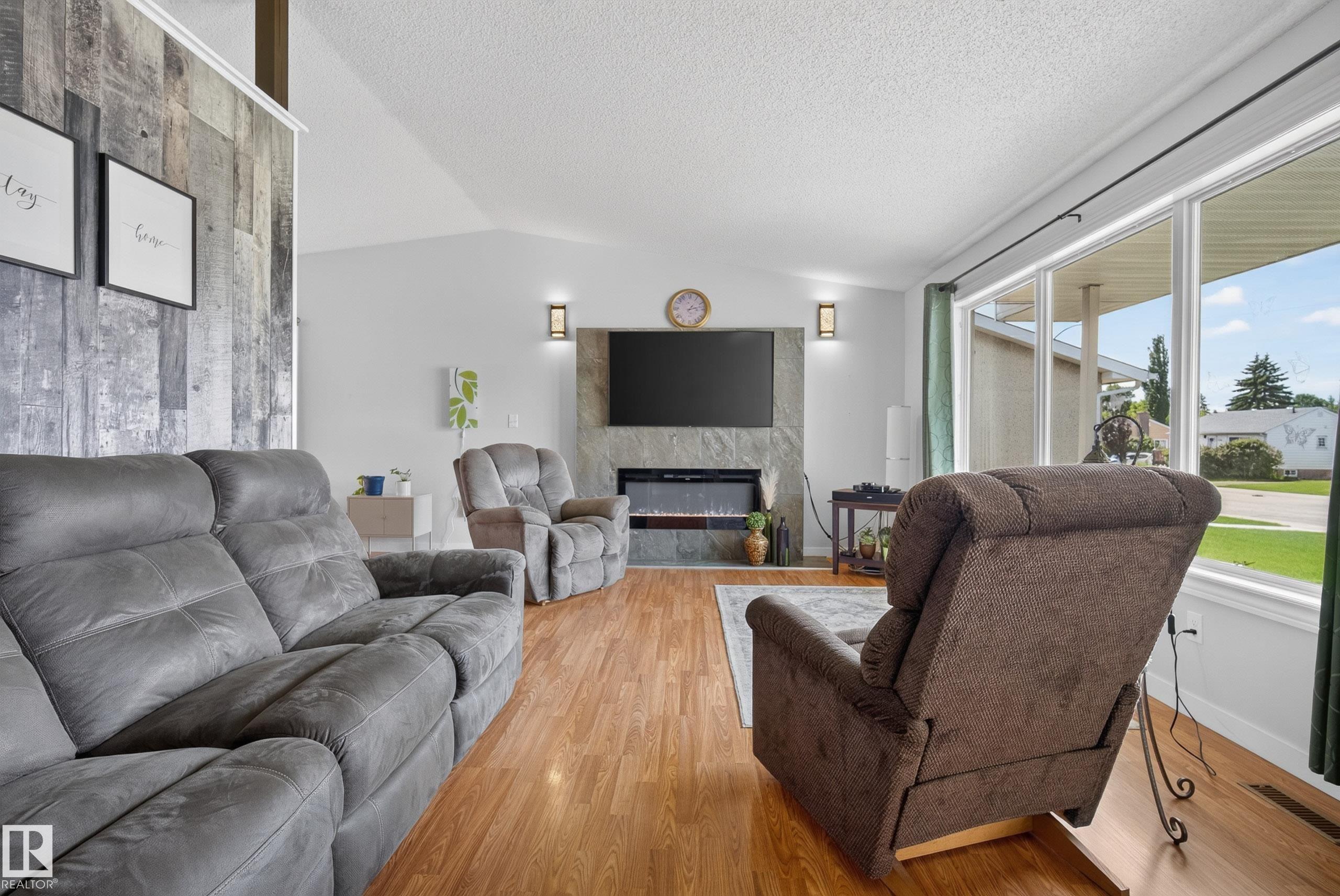 Photo 6 at 10935 152 Street NW, High Park, Edmonton