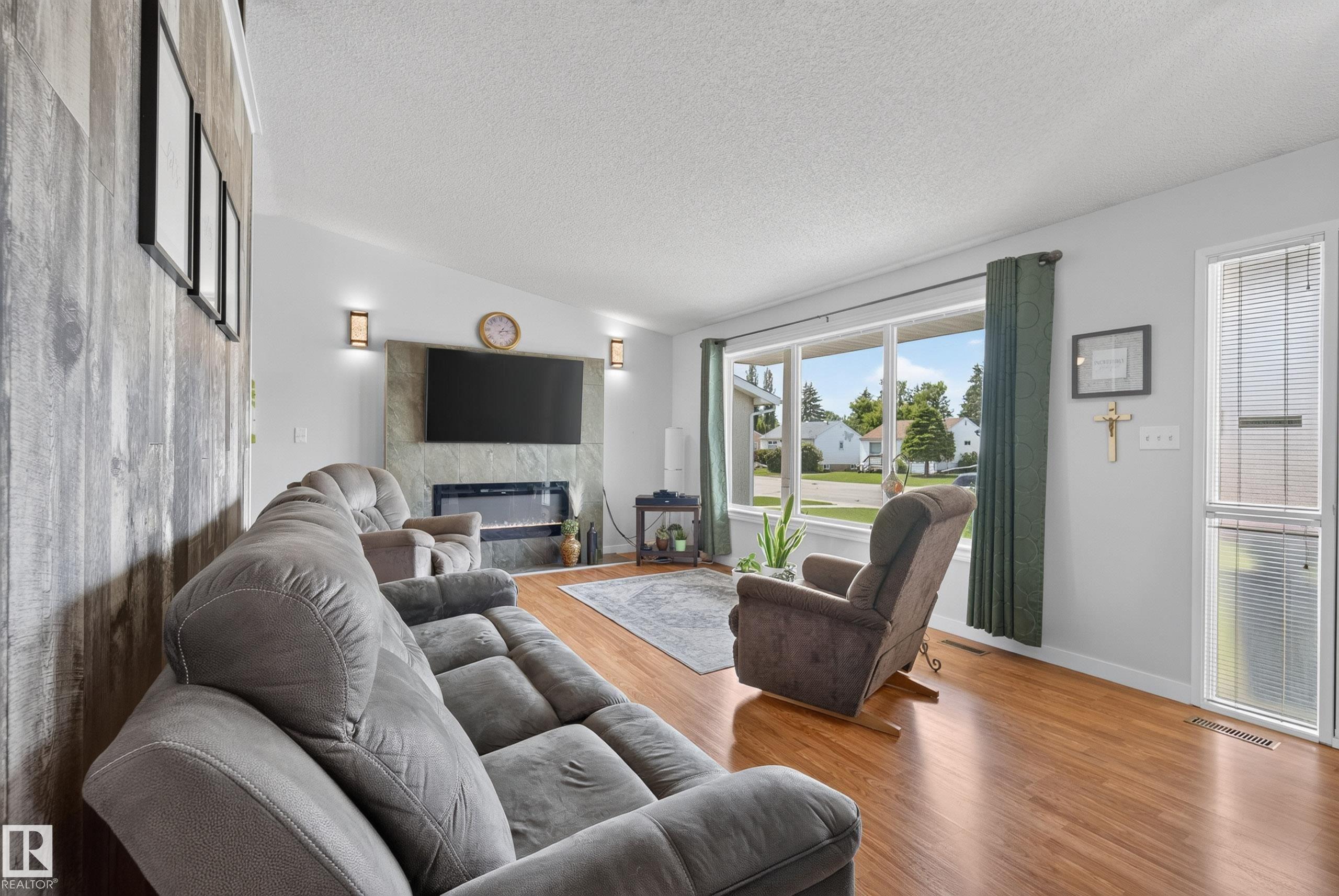 Photo 8 at 10935 152 Street NW, High Park, Edmonton