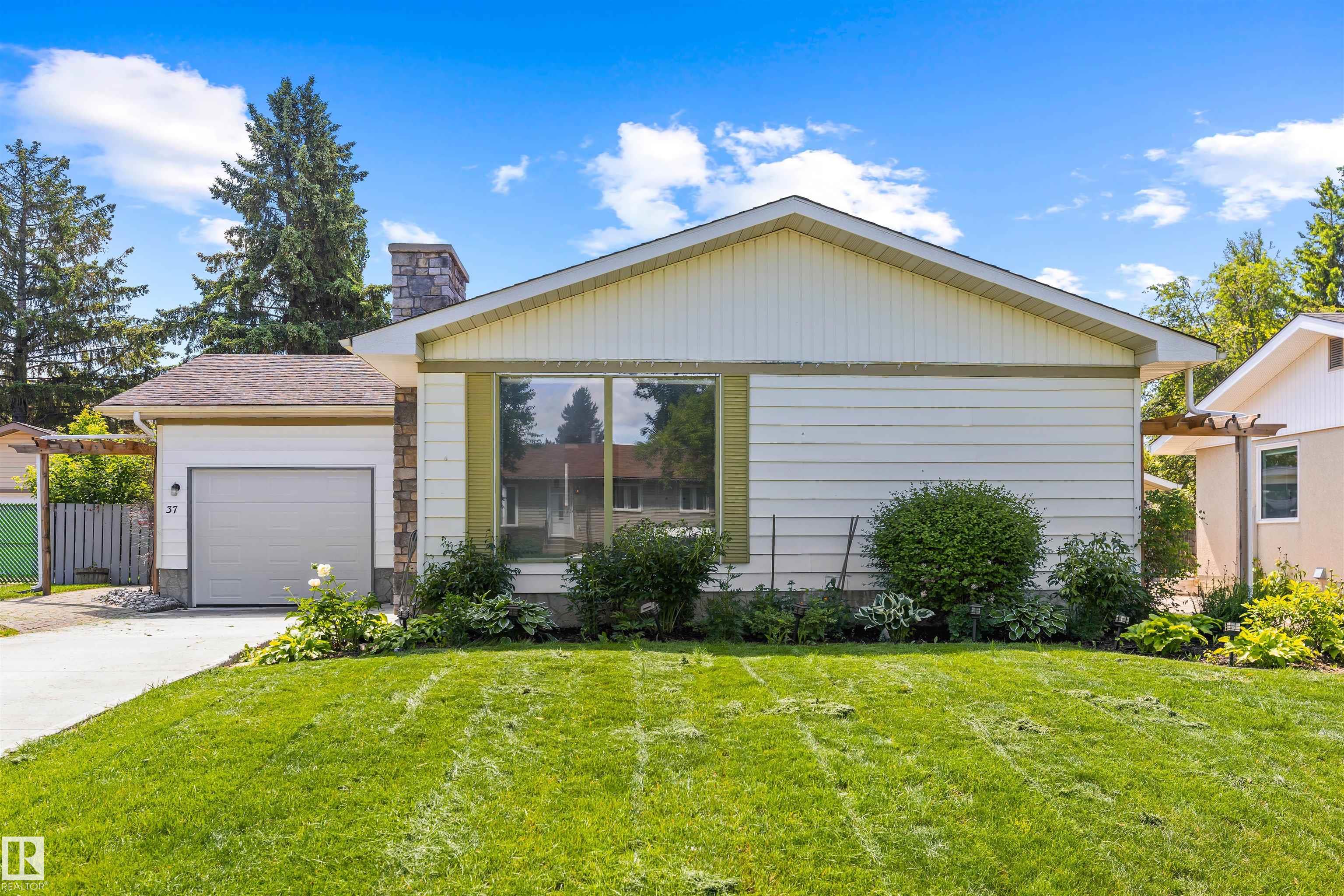 37 Leon Place, Lacombe Park, St. Albert