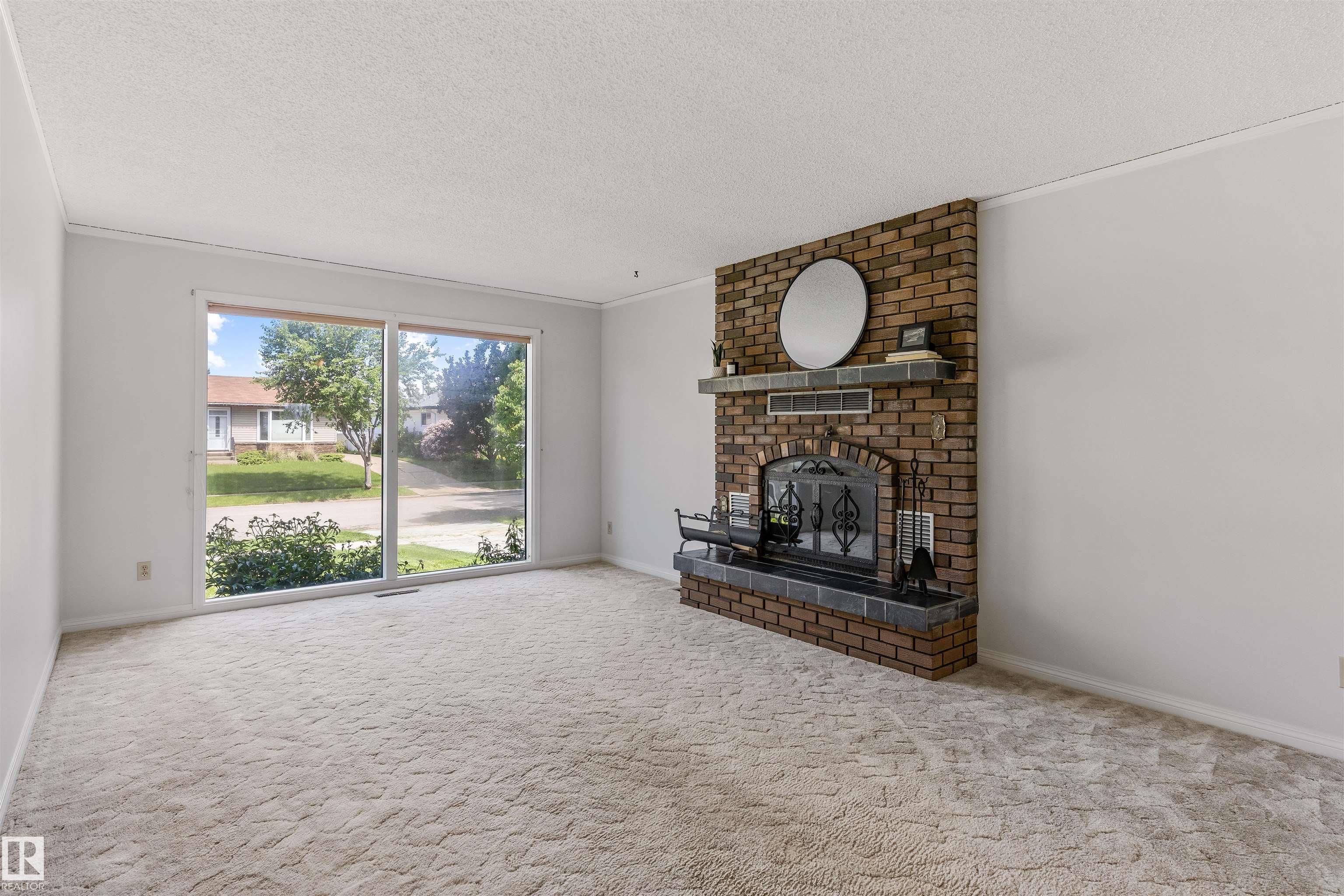 37 Leon Place, Lacombe Park, St. Albert