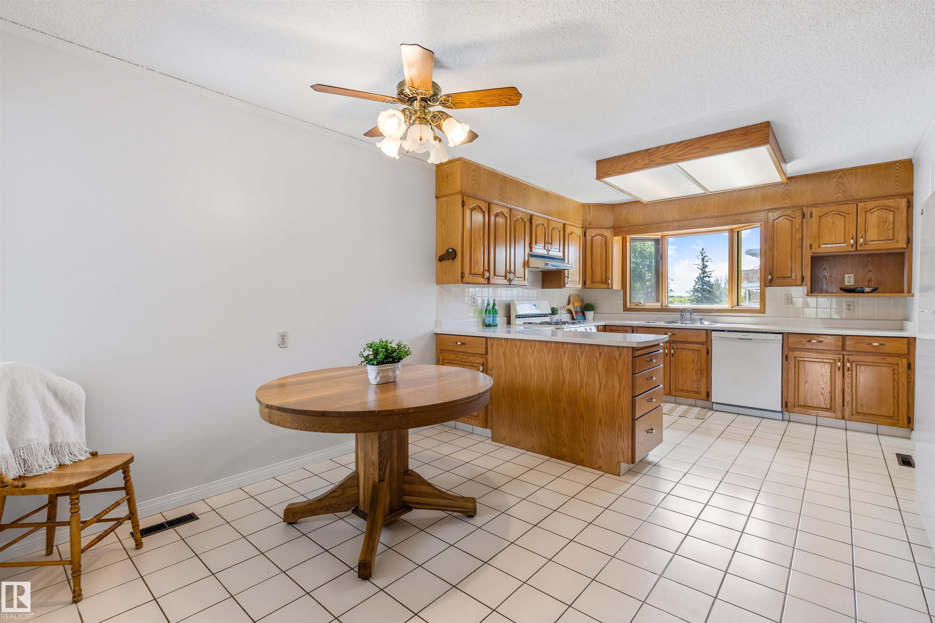Photo 6 at 37 Leon Place, Lacombe Park, St. Albert