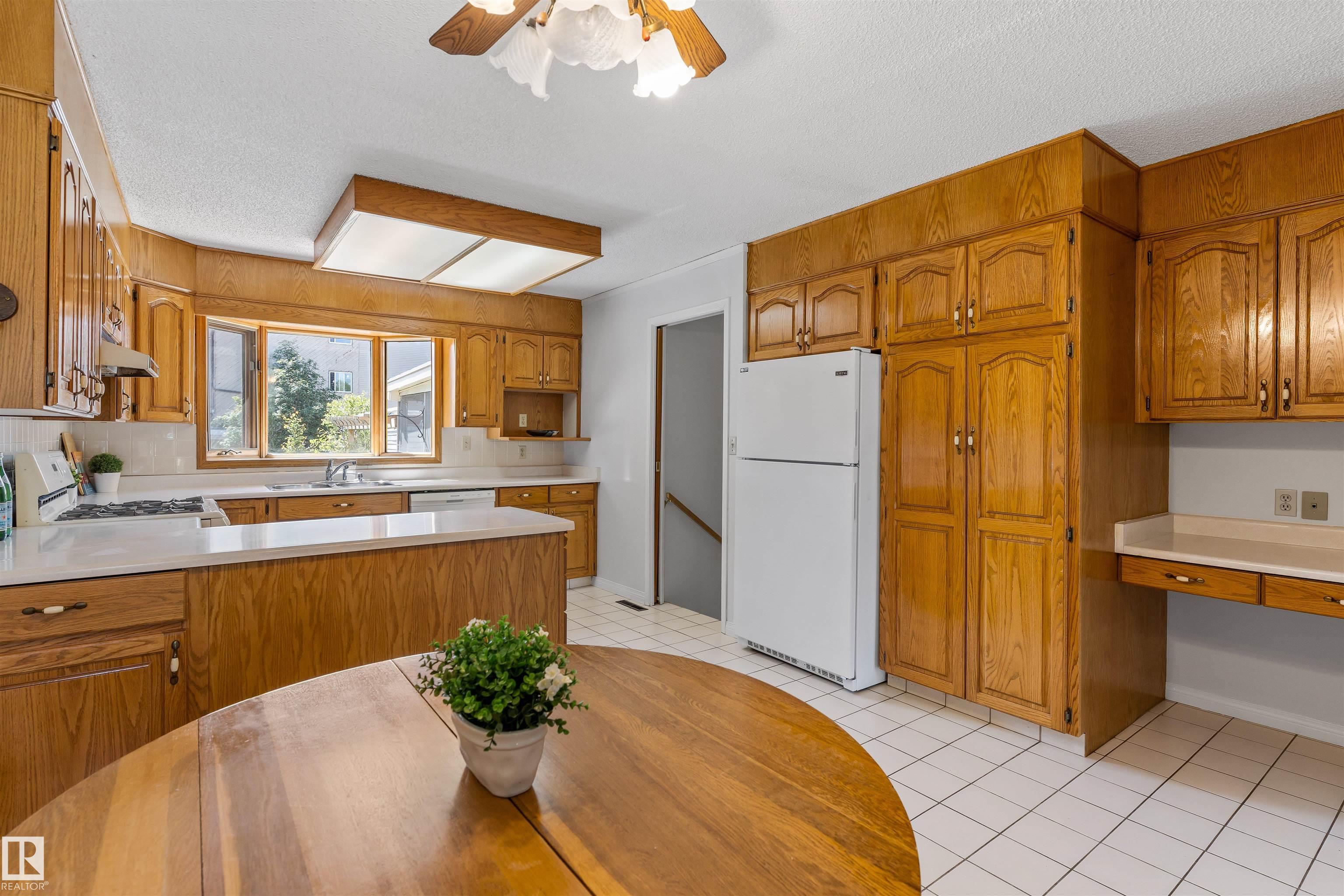 Photo 7 at 37 Leon Place, Lacombe Park, St. Albert