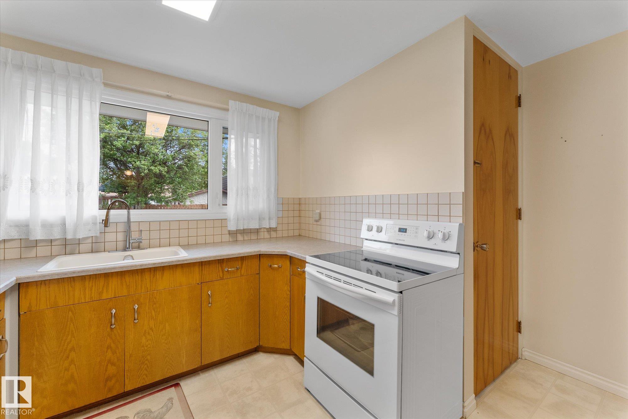 Photo 18 at 15112 76a Avenue NW, Rio Terrace, Edmonton