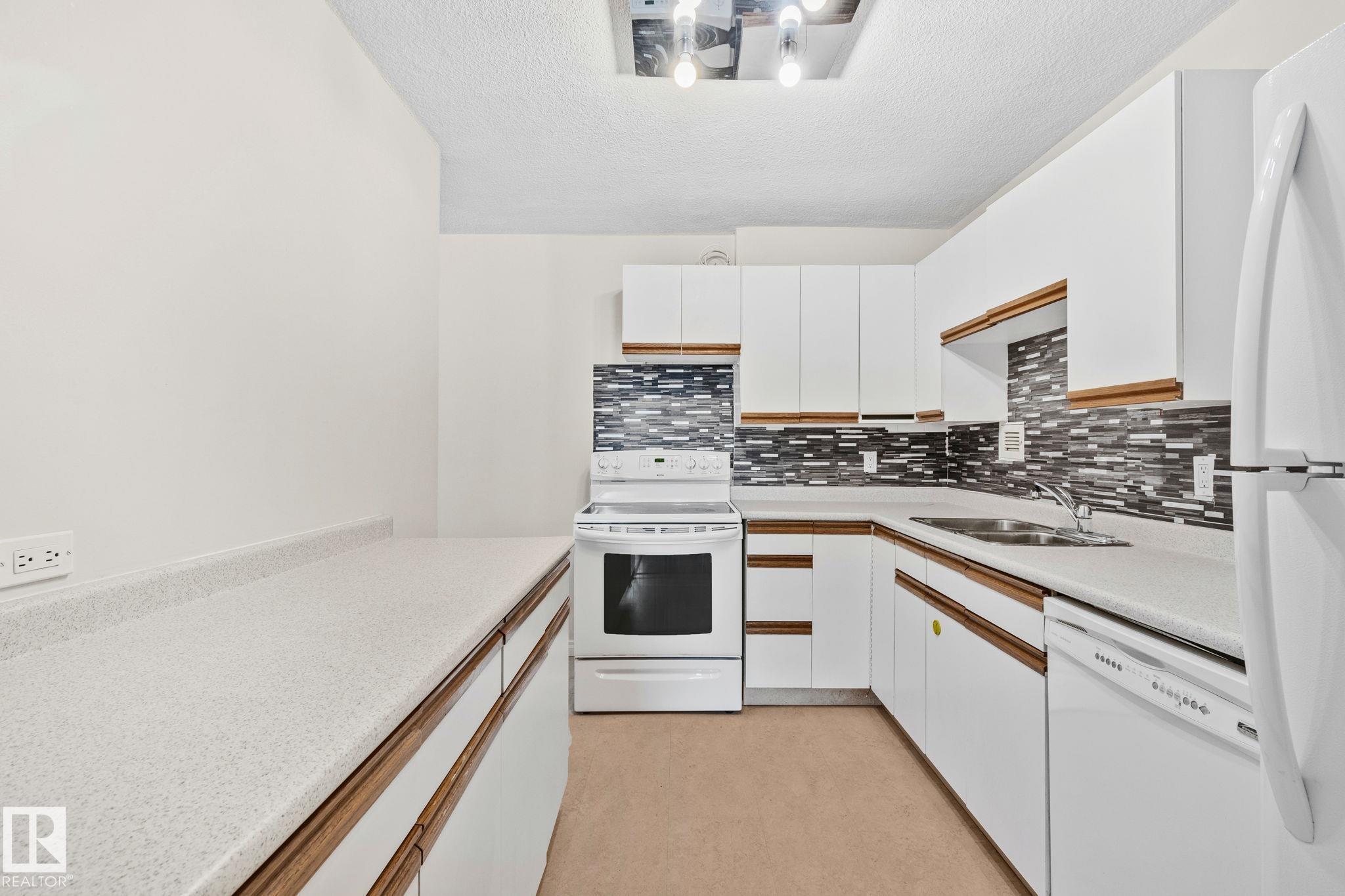 Photo 3 at 205 - 9940 112 Street NW, Wîhkwêntôwin, Edmonton