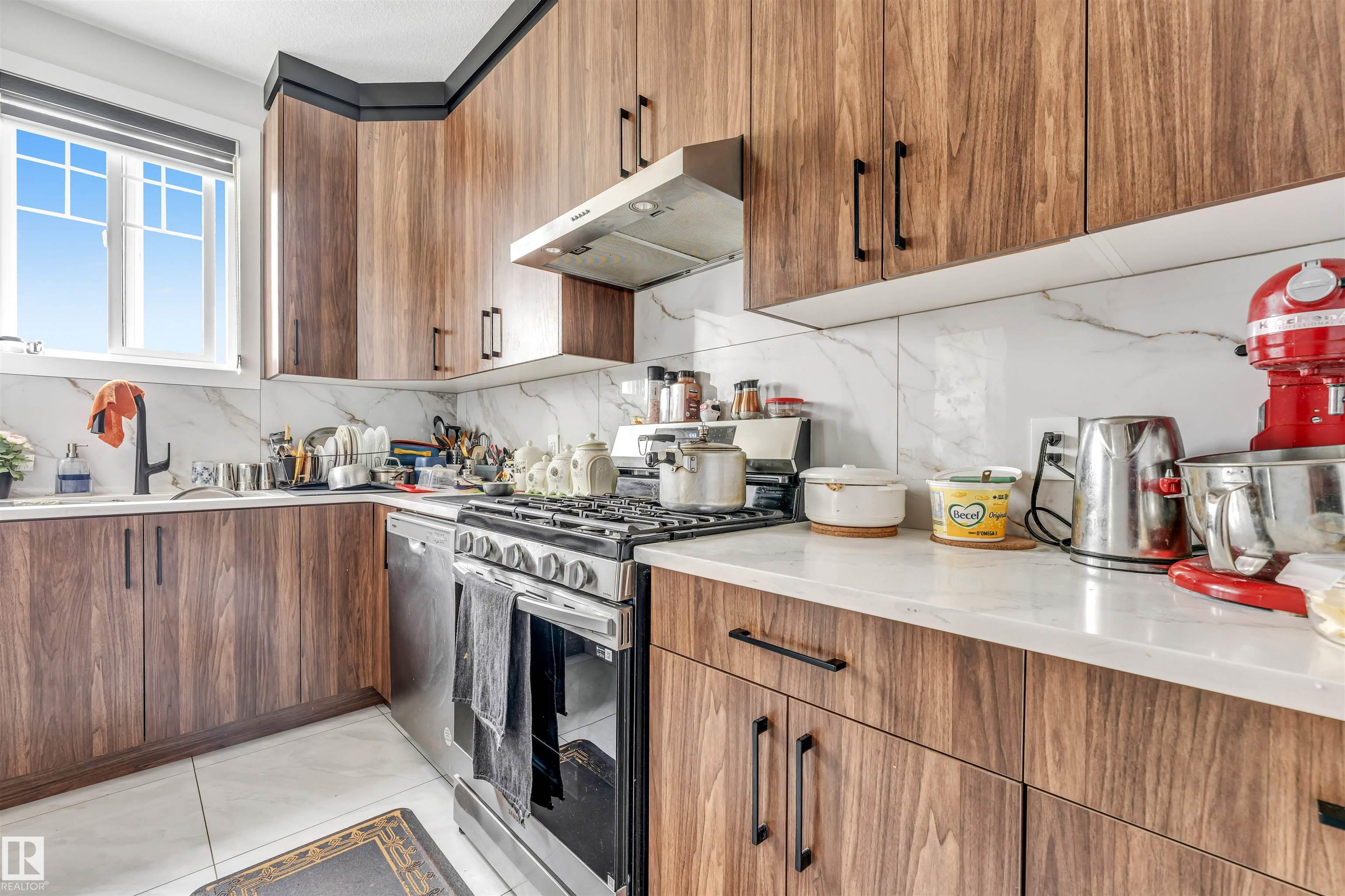 https://zimg.paragon.ice.com/ParagonImages/Property/PM/RAE/225407661/18/0/0/4a2031cbada7a492ff7c9acf5a67940e/1/658895935557856b779b578637800647/225407661-d9d4d772-284f-4437-80be-fc9c6f699ea4.JPG