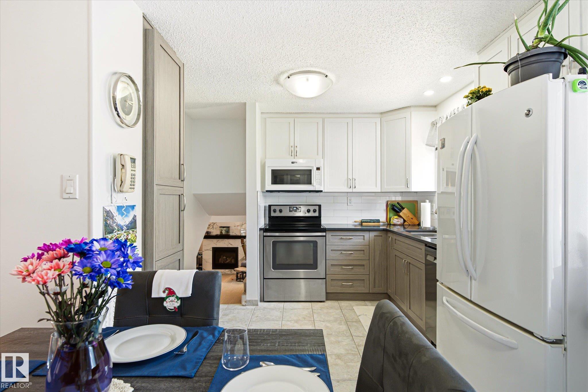 Photo 12 at 13415 118 Avenue NW, Woodcroft, Edmonton