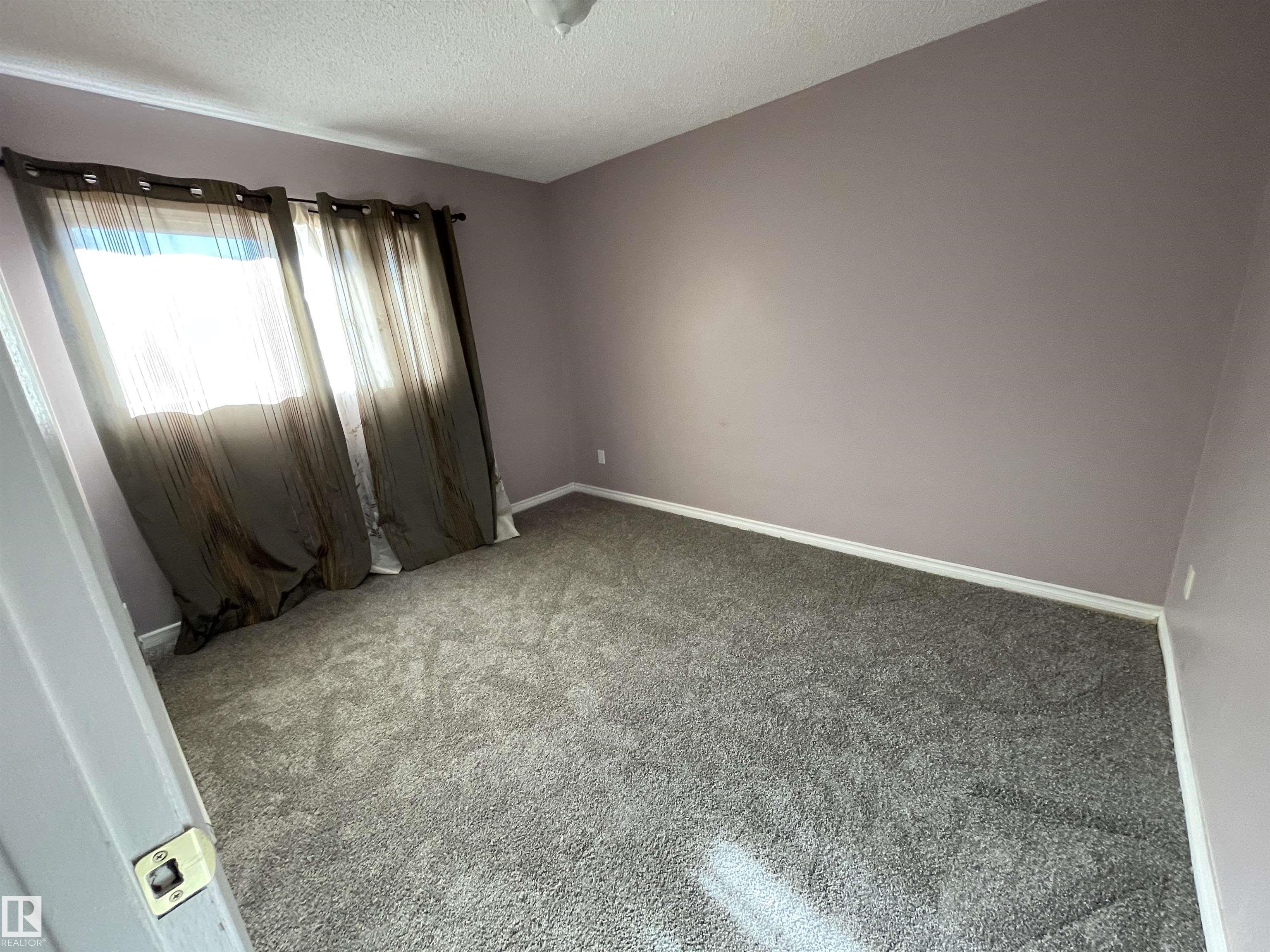 Photo 13 at 8930B 144 Avenue NW, Evansdale, Edmonton