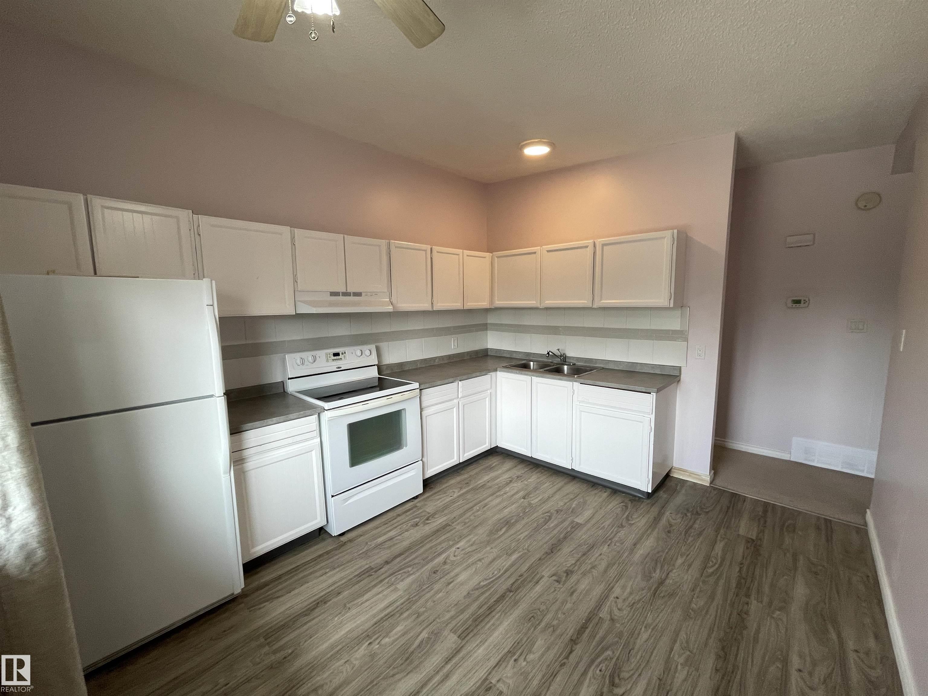 Photo 6 at 8930B 144 Avenue NW, Evansdale, Edmonton