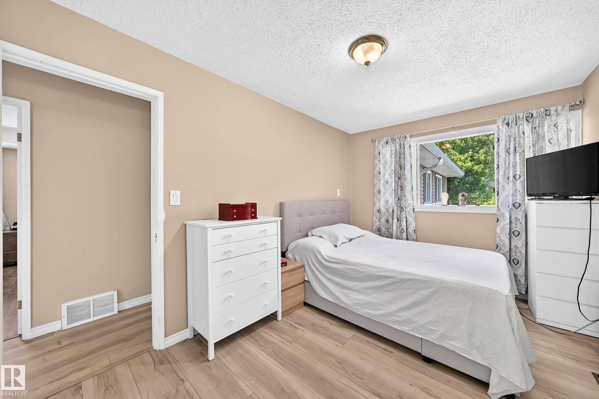Photo 25 at 13317 47 Street NW, Sifton Park, Edmonton