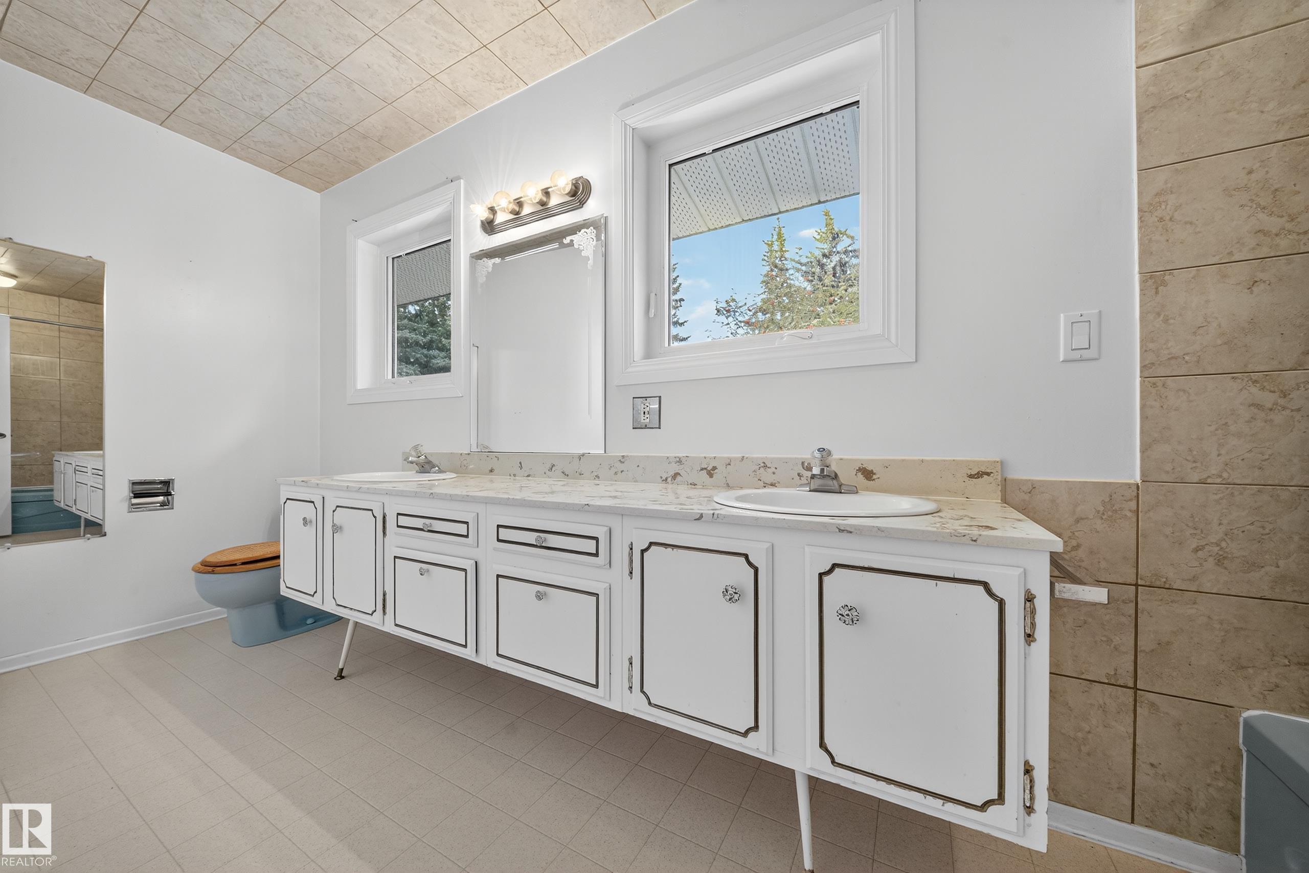 https://zimg.paragon.ice.com/ParagonImages/Property/PM/RAE/225408058/25/0/0/5cfe917e400f8e0995f9678a74a98e22/1/79cdda1edafabcc6d4c2563062852a19/225408058-70f28aef-0a70-4716-87e8-beab2fc2d5c1.JPG