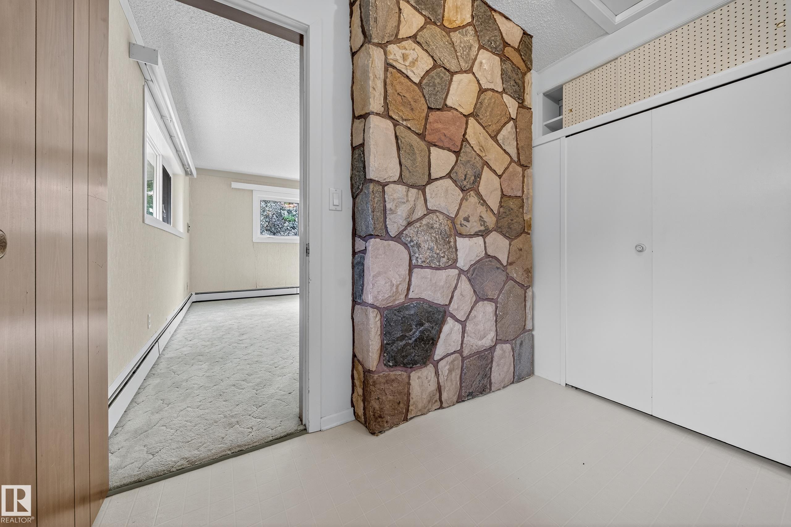 https://zimg.paragon.ice.com/ParagonImages/Property/PM/RAE/225408058/32/0/0/eb69ba661aa8e0d326eca5b4adc8db0e/1/79cdda1edafabcc6d4c2563062852a19/225408058-096cf6a1-11b1-4472-9791-ed95da050534.JPG