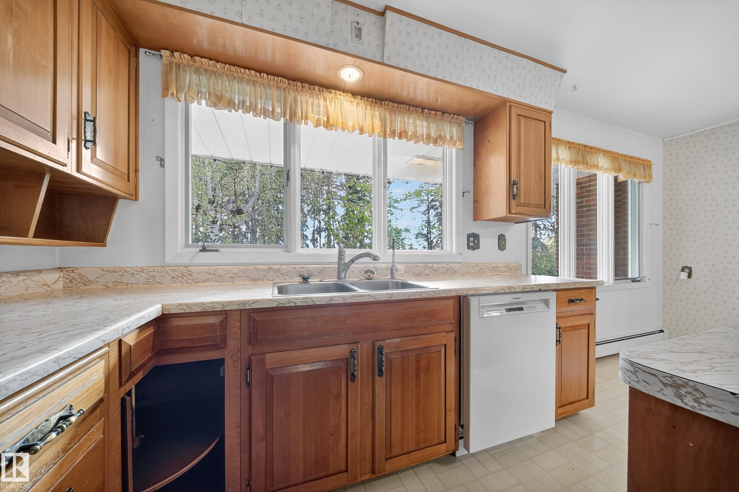 https://zimg.paragon.ice.com/ParagonImages/Property/PM/RAE/225408058/6/0/0/1f88d57a190a5fbd58a603ca5fef5ffb/1/79cdda1edafabcc6d4c2563062852a19/225408058-c4bedb1d-117a-4171-a034-5753be32a1cc.JPG
