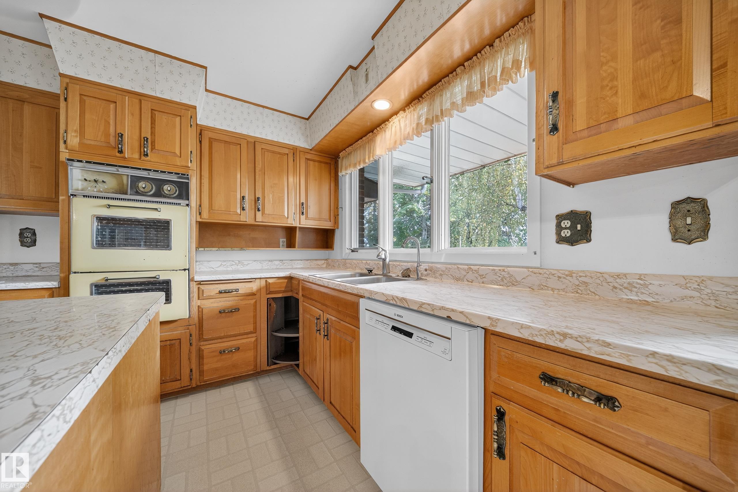 https://zimg.paragon.ice.com/ParagonImages/Property/PM/RAE/225408058/8/0/0/865b67dc0b935e98920edad677b134e7/1/79cdda1edafabcc6d4c2563062852a19/225408058-0da7a3c6-ea4f-420f-8b07-123d71780d5c.JPG