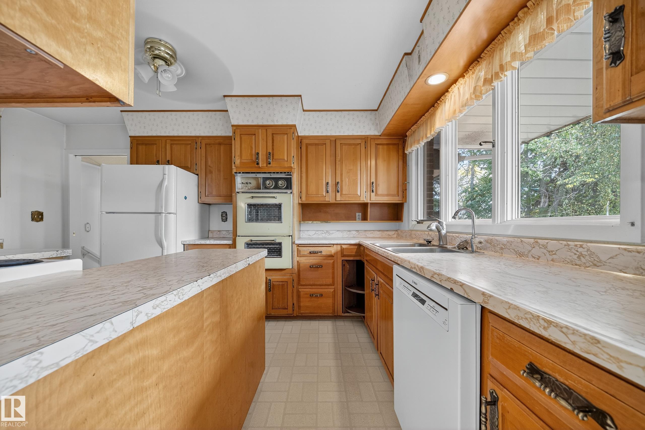 https://zimg.paragon.ice.com/ParagonImages/Property/PM/RAE/225408058/9/0/0/1fadc74fec46182daa9a386e2ca65f5a/1/79cdda1edafabcc6d4c2563062852a19/225408058-73cee8c6-21e0-40c0-a1f1-d6c851ba8043.JPG