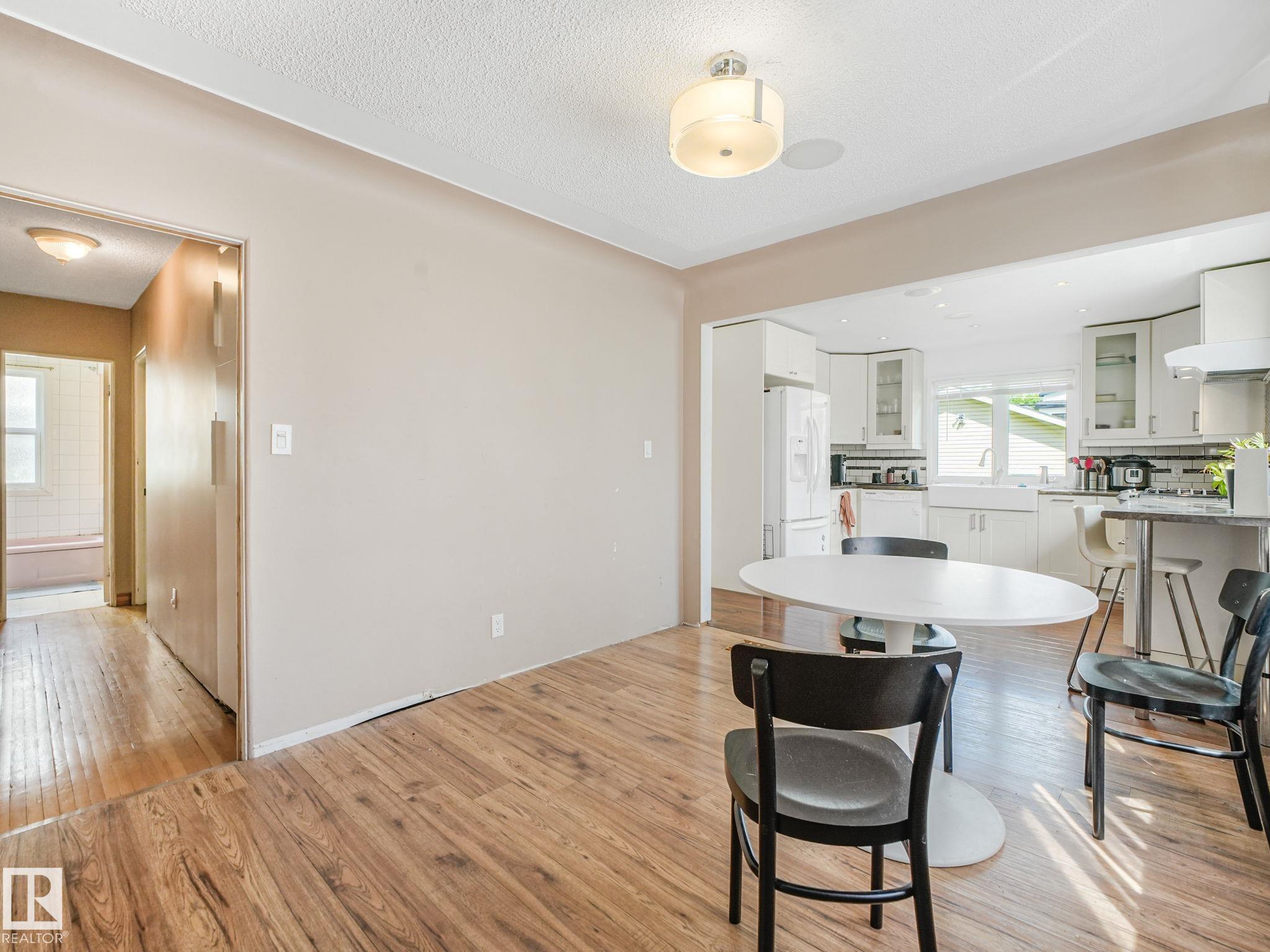 https://zimg.paragon.ice.com/ParagonImages/Property/PM/RAE/225408237/10/0/0/cb2c2db50d07a5946b40b64f633ab519/1/9c2e442c329deeac953feff481b4544a/225408237-f6da64b2-886b-4a4f-a580-ac4eb565874d.JPG