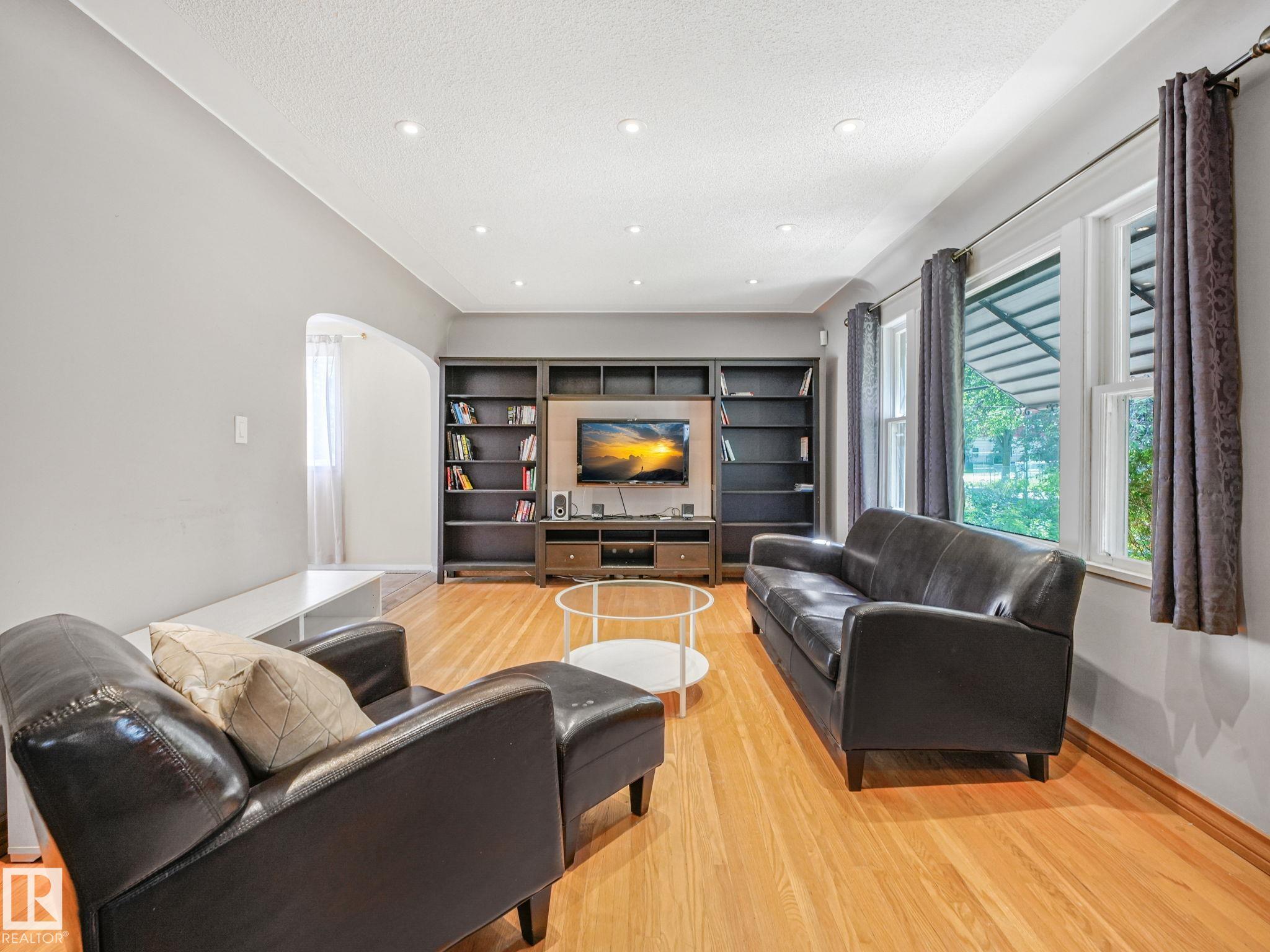 https://zimg.paragon.ice.com/ParagonImages/Property/PM/RAE/225408237/8/0/0/ce85ee8f3861bbe5355ceb589fb2ebbd/1/9c2e442c329deeac953feff481b4544a/225408237-ab09f82f-cb65-48b1-90a9-416e9ae37ef5.JPG