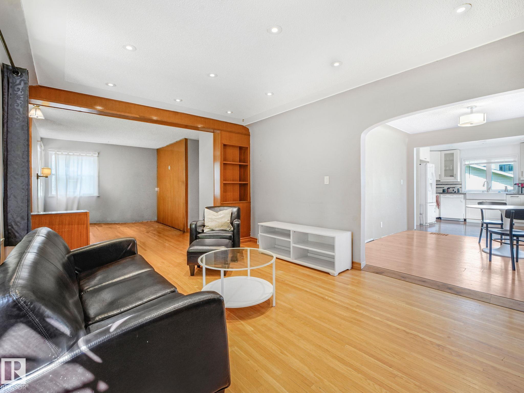 https://zimg.paragon.ice.com/ParagonImages/Property/PM/RAE/225408237/9/0/0/8231debaf62bade3bc95d72ba16562f7/1/9c2e442c329deeac953feff481b4544a/225408237-c20ba510-ba33-400c-9ee3-65d10667101f.JPG