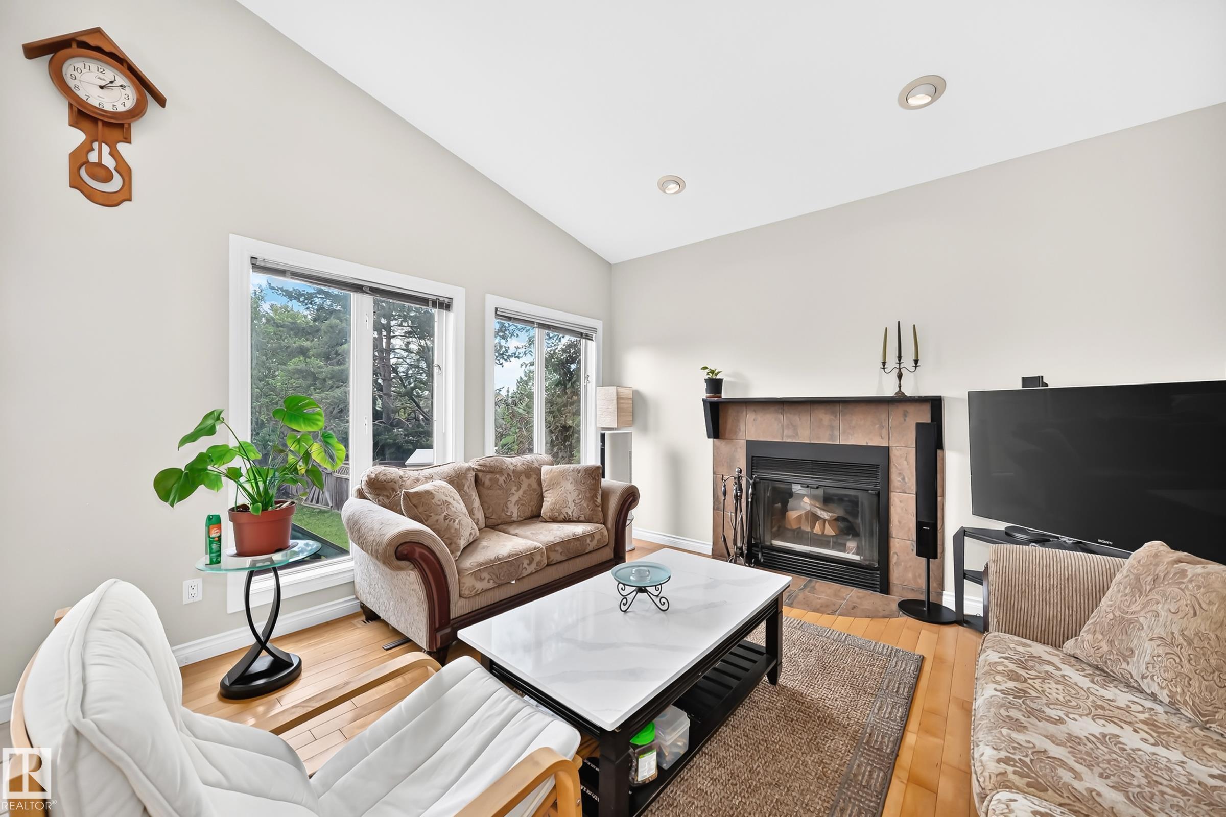 Photo 11 at 8517 156 Avenue NW, Belle Rive, Edmonton