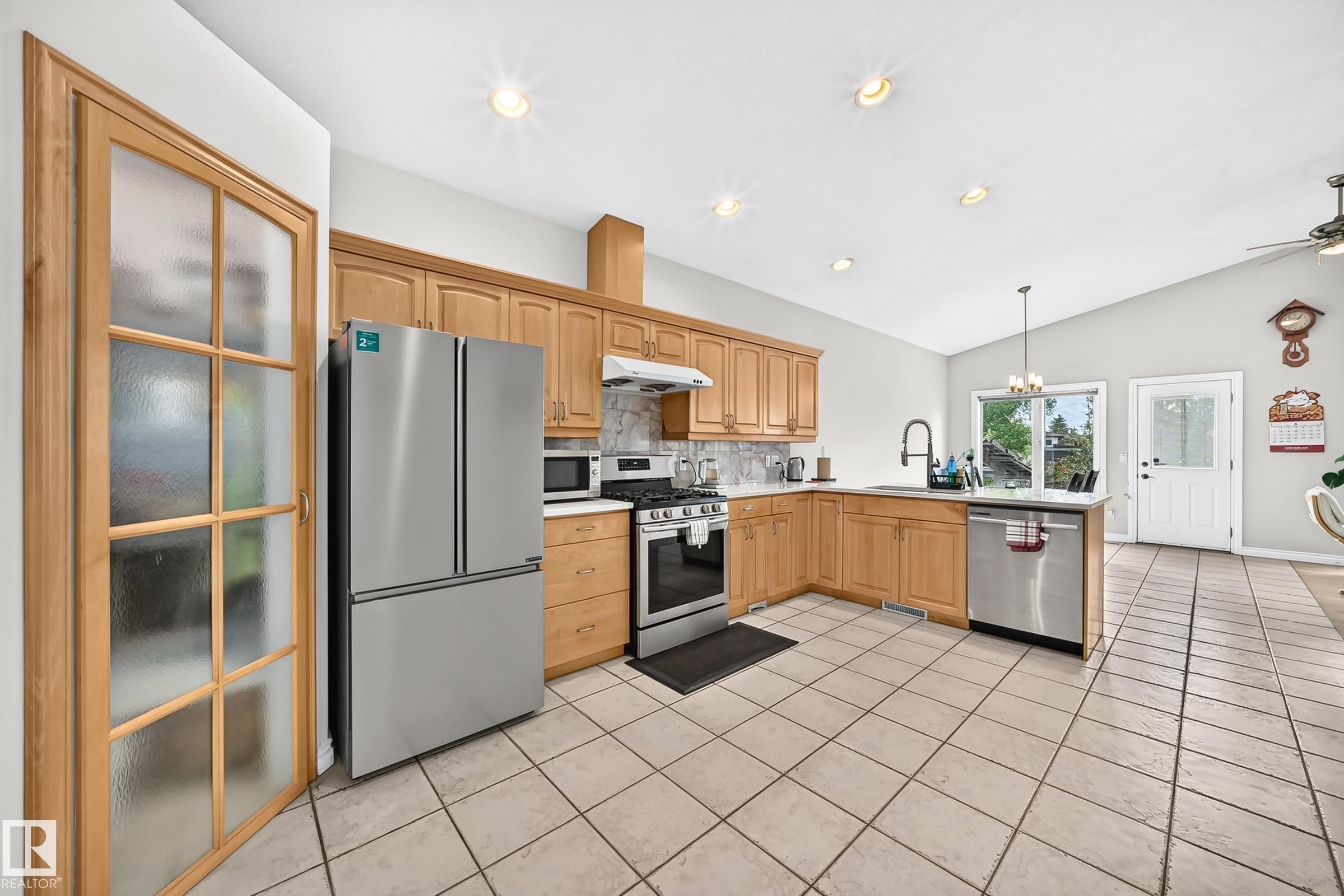 Photo 6 at 8517 156 Avenue NW, Belle Rive, Edmonton