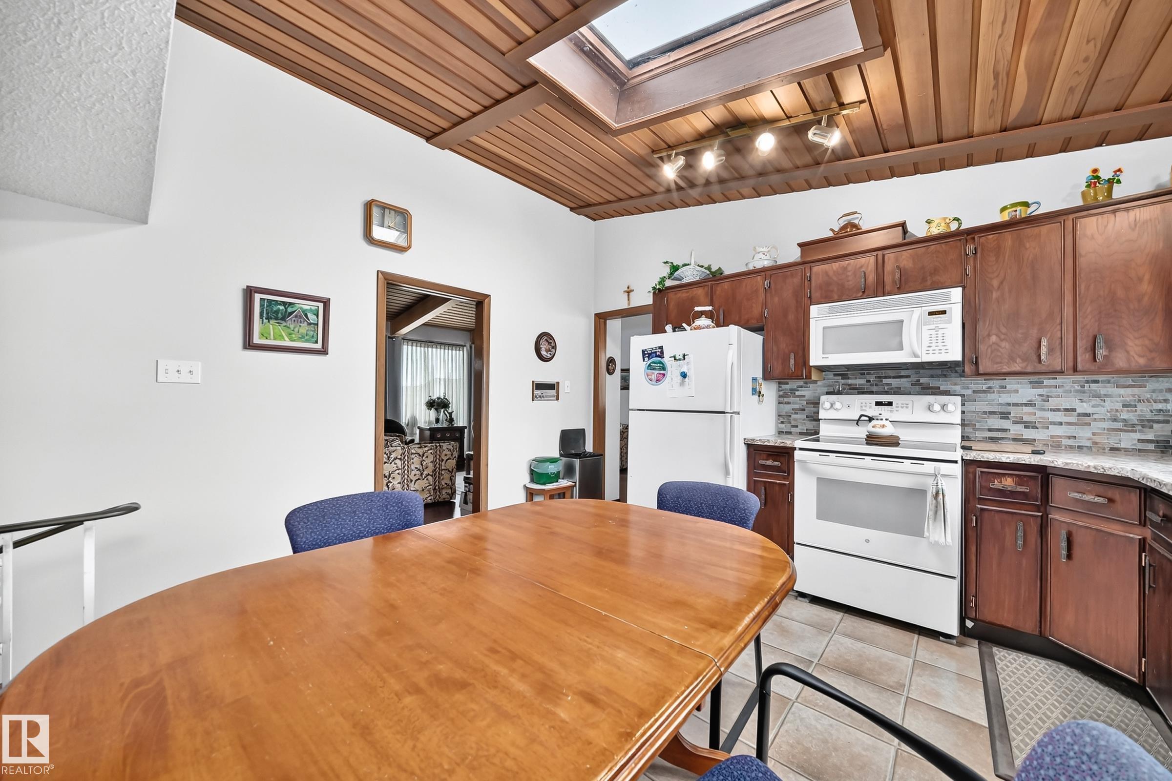 https://zimg.paragon.ice.com/ParagonImages/Property/PM/RAE/225408325/10/0/0/b81f6a1db4f66ba299be56b4466311c1/1/ba4f8924f2b356dde759fed987b028bd/225408325-99cc8d55-374d-4e7e-ace9-a14144e6f9c9.JPG