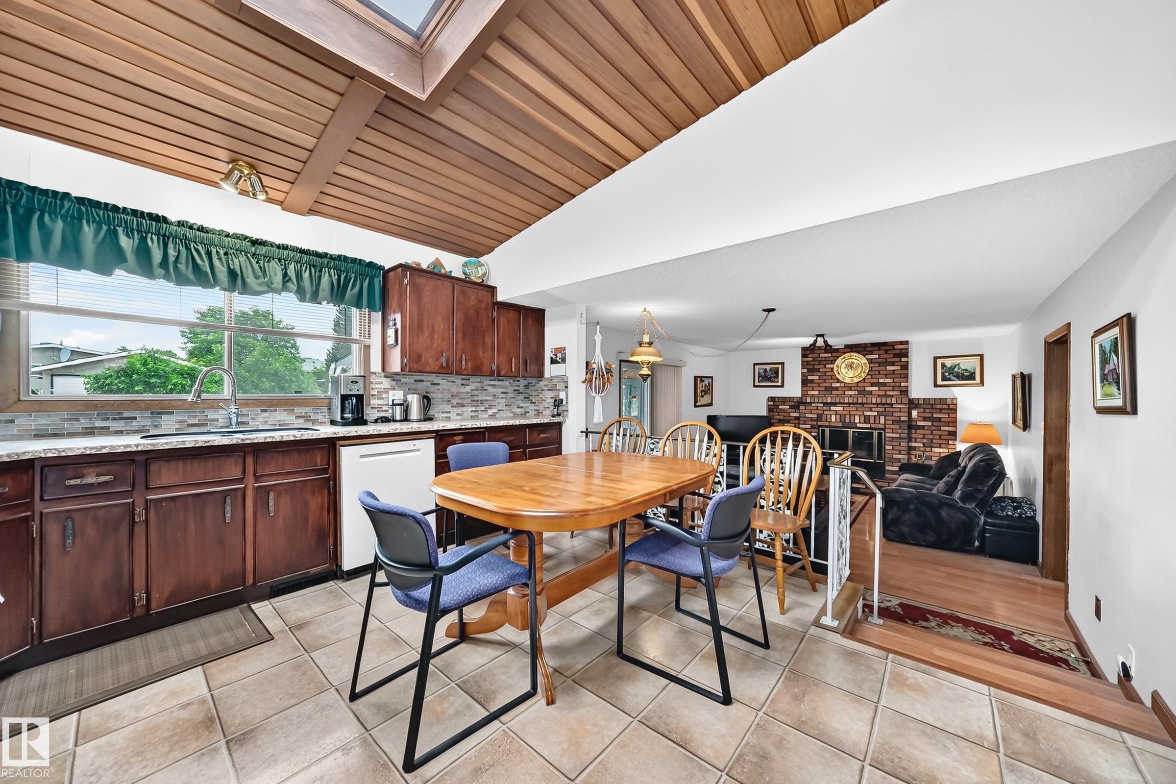 https://zimg.paragon.ice.com/ParagonImages/Property/PM/RAE/225408325/12/0/0/6c6fec975607ea34edb90df116b0dd54/1/ba4f8924f2b356dde759fed987b028bd/225408325-ef19e33d-4a68-4915-b869-d6e109550219.JPG