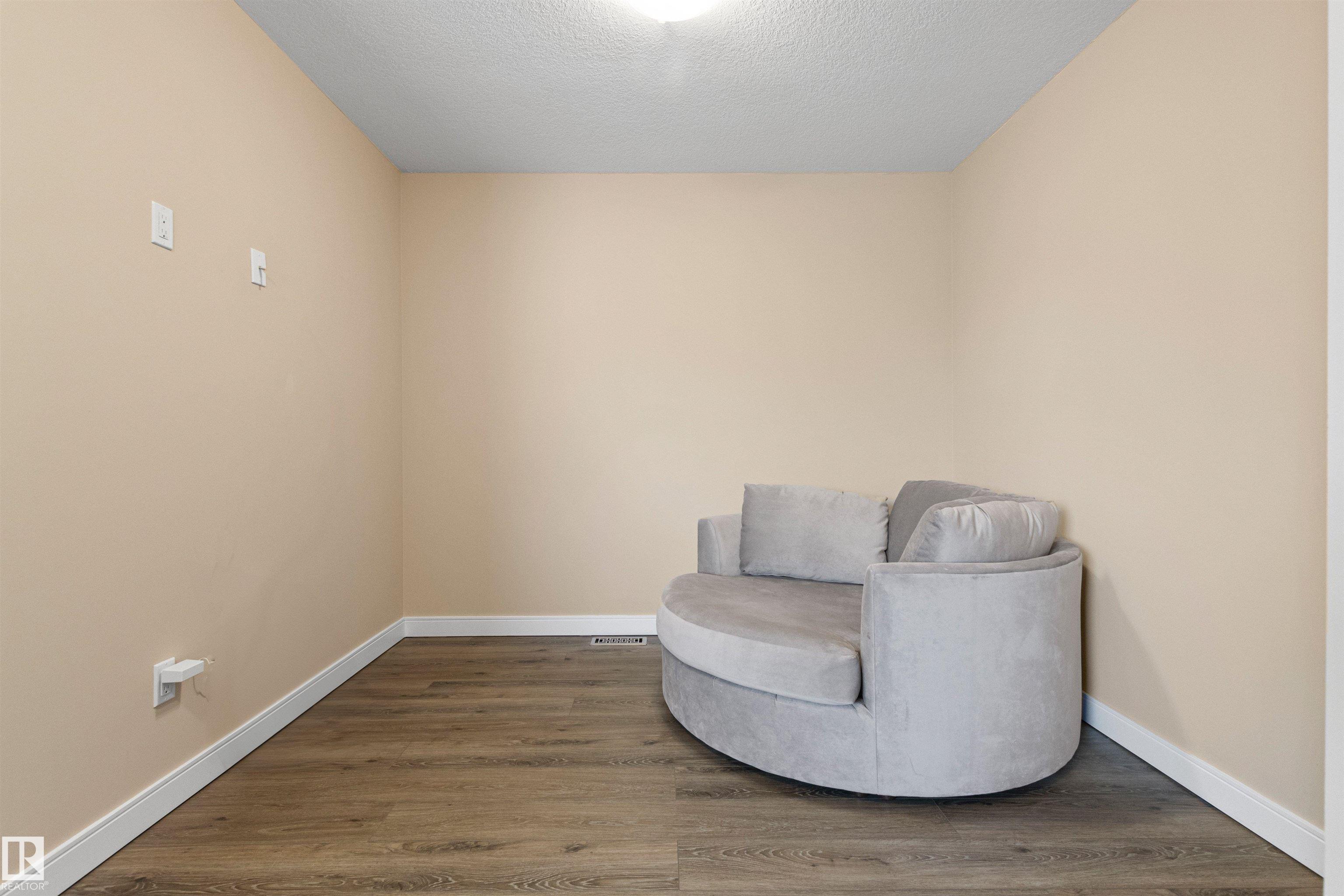 https://zimg.paragon.ice.com/ParagonImages/Property/PM/RAE/225408486/21/0/0/de2401f7283e073e1f66c546e8a97c86/1/7959722188b04bc5cf01ffdf7550aa64/225408486-426c8ff5-0d31-4ac7-987e-9e6b9b9224ed.JPG