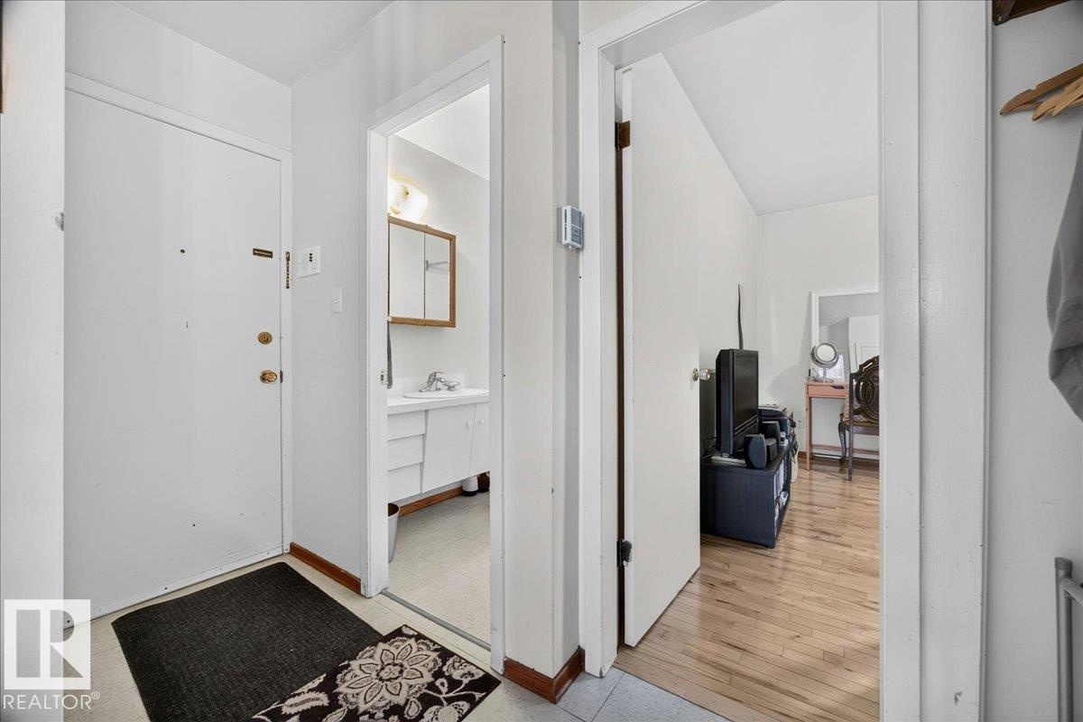 Photo 11 at 33 - 10230 122 Street NW, Wîhkwêntôwin, Edmonton