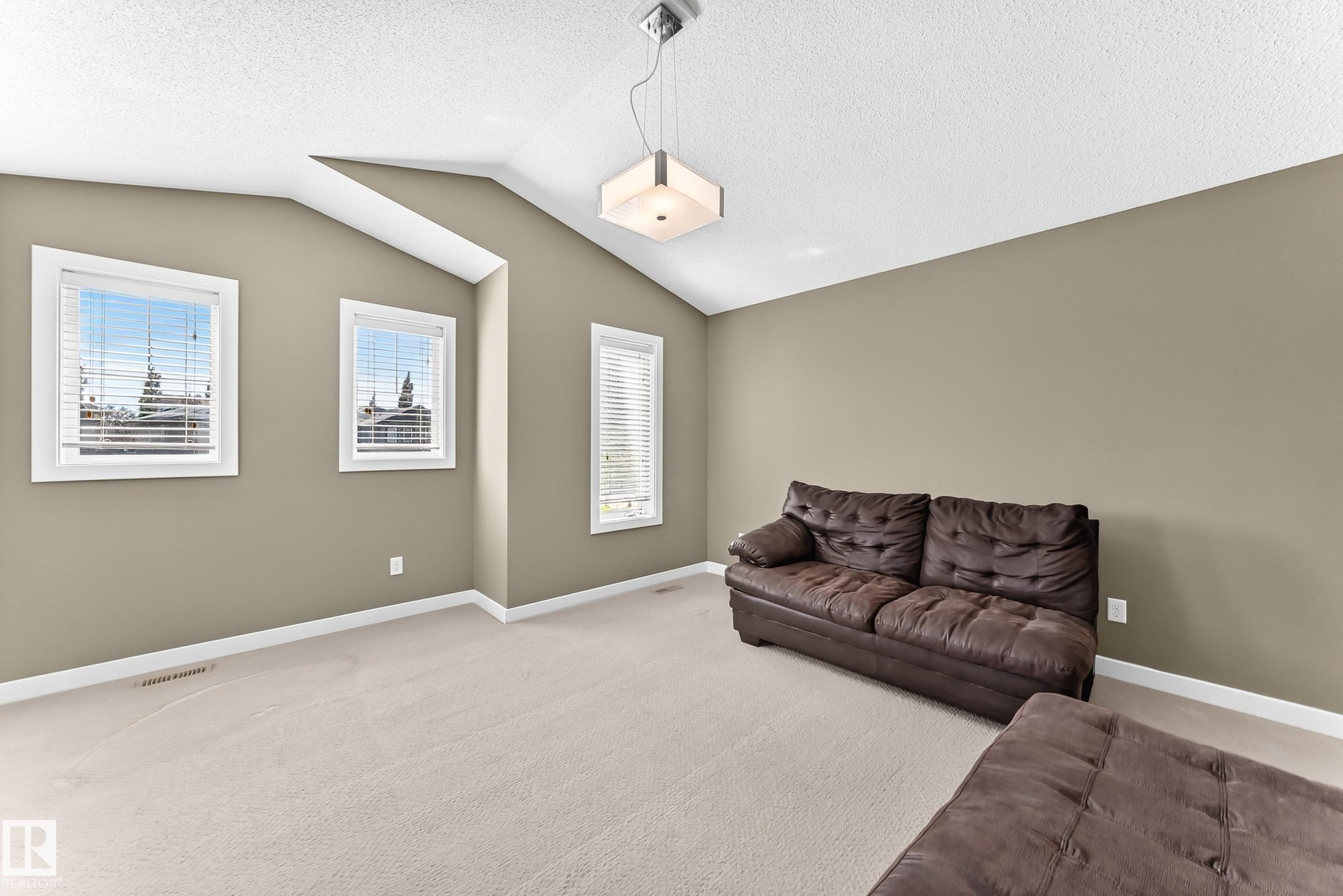 https://zimg.paragon.ice.com/ParagonImages/Property/PM/RAE/225408671/40/0/0/a0c38a95988a93c73c1423cc70b153bd/1/da57ea76402fc6d76c9419ed2edccc43/225408671-525f0447-90dd-4c7b-819a-c90219689e4f.JPG