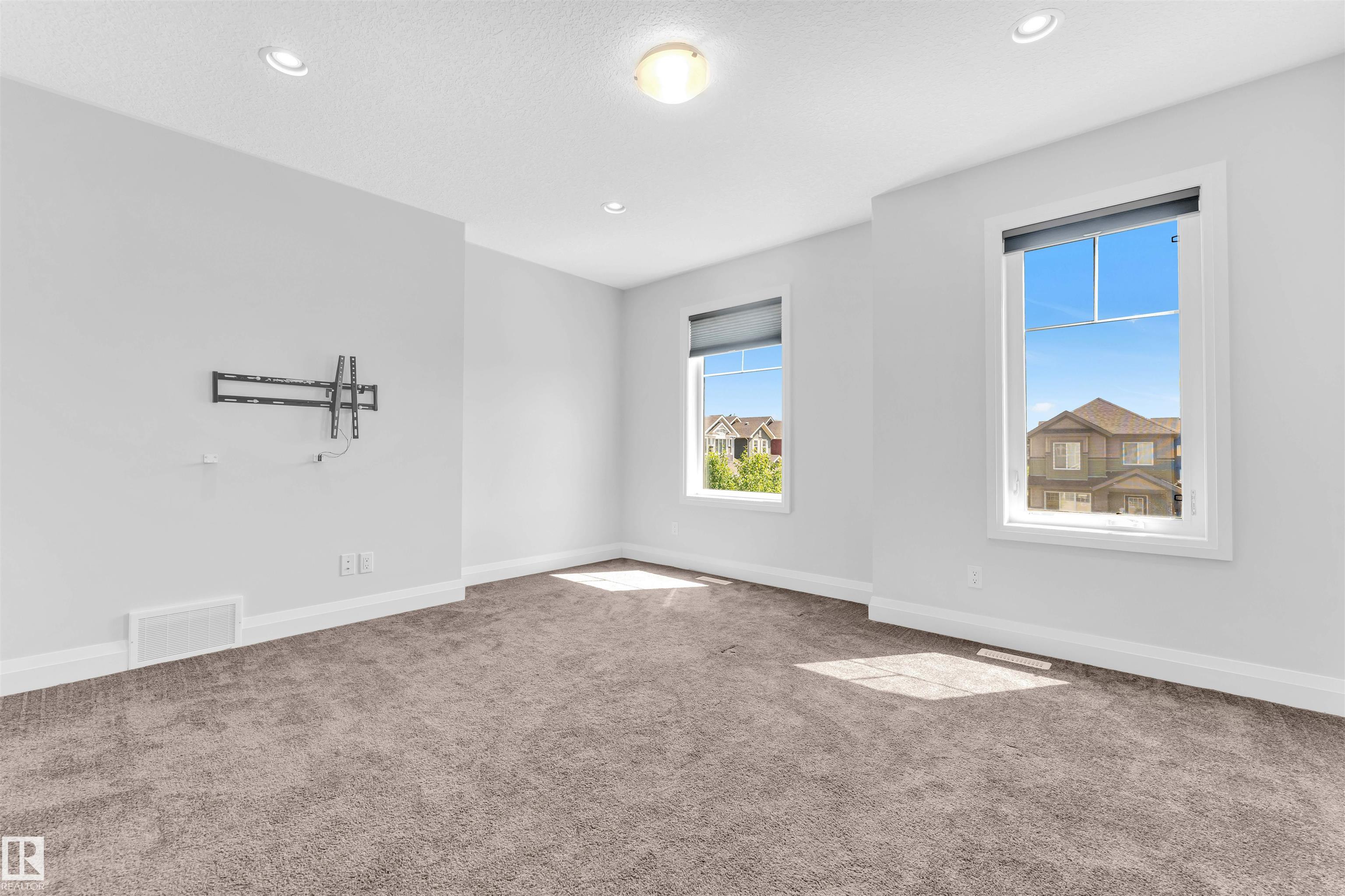 https://zimg.paragon.ice.com/ParagonImages/Property/PM/RAE/225409019/35/0/0/a19ef99361c52a6f39a0c1fabcfbc3eb/1/0ea1b301e13e7fb7e2cafa26710376e5/225409019-c150f9e0-9770-40a5-a995-179b9dd41784.JPG