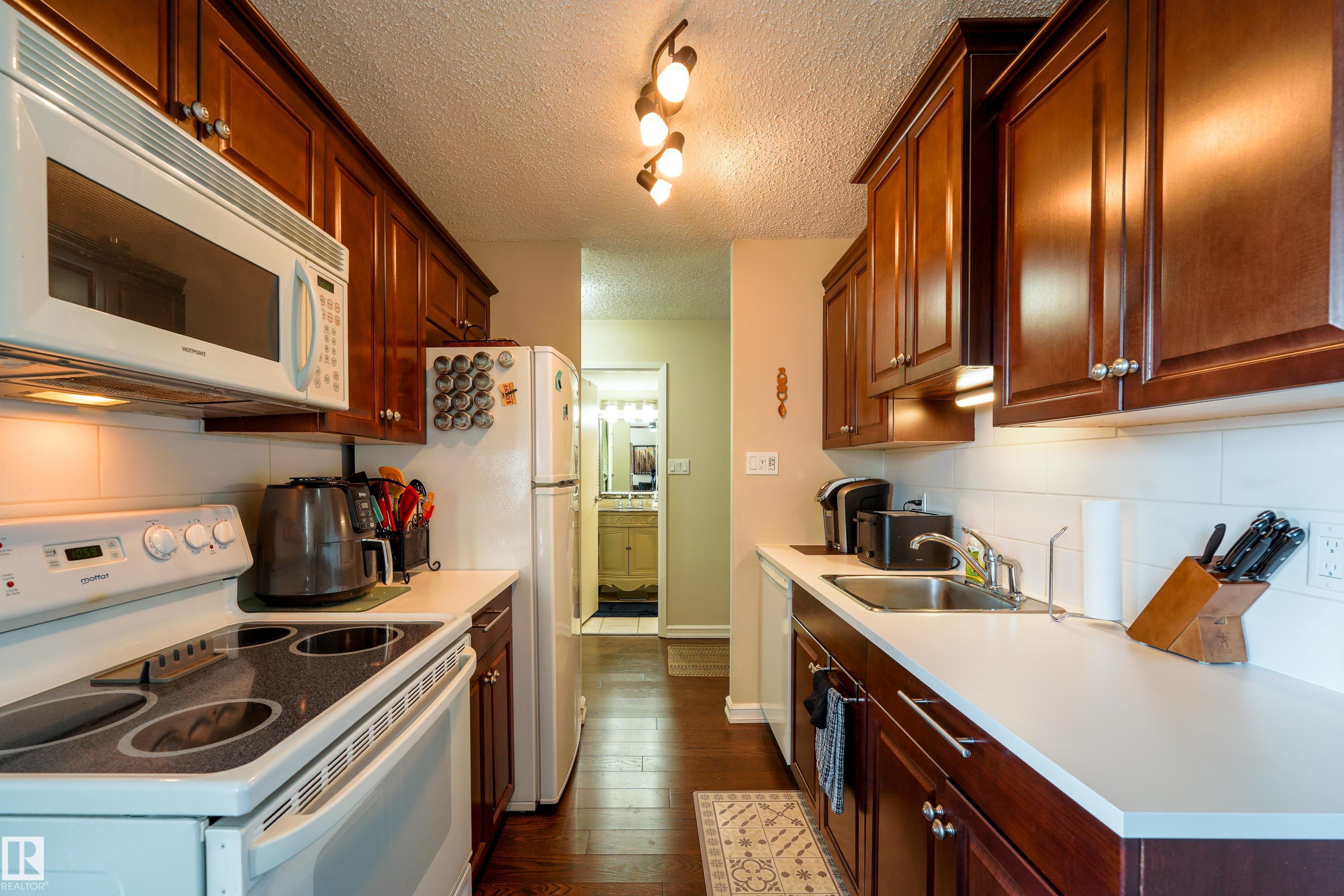 305 - 12121 Jasper Avenue NW, Wîhkwêntôwin, Edmonton
