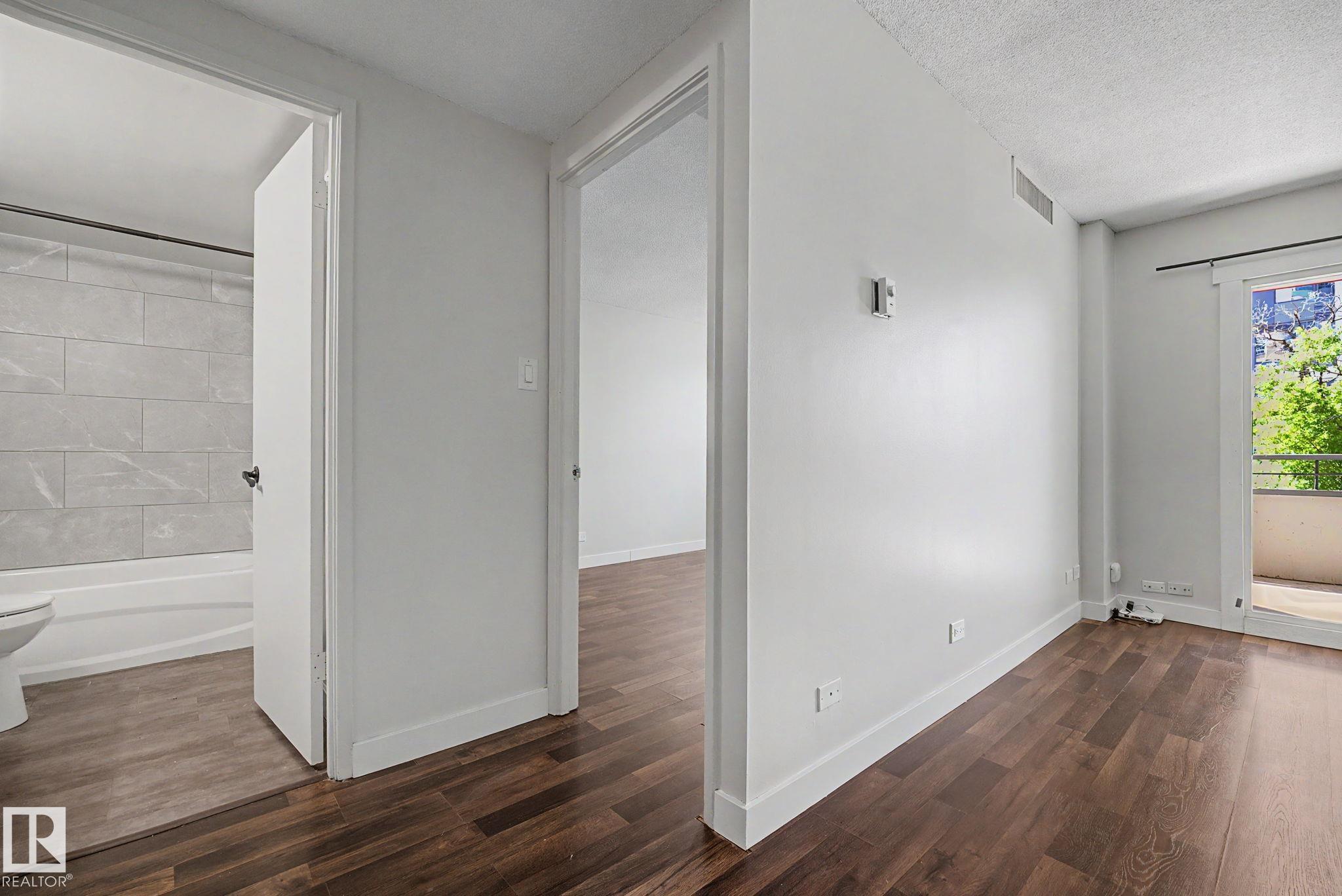 Photo 12 at 304 - 10140 120 Street NW, Wîhkwêntôwin, Edmonton