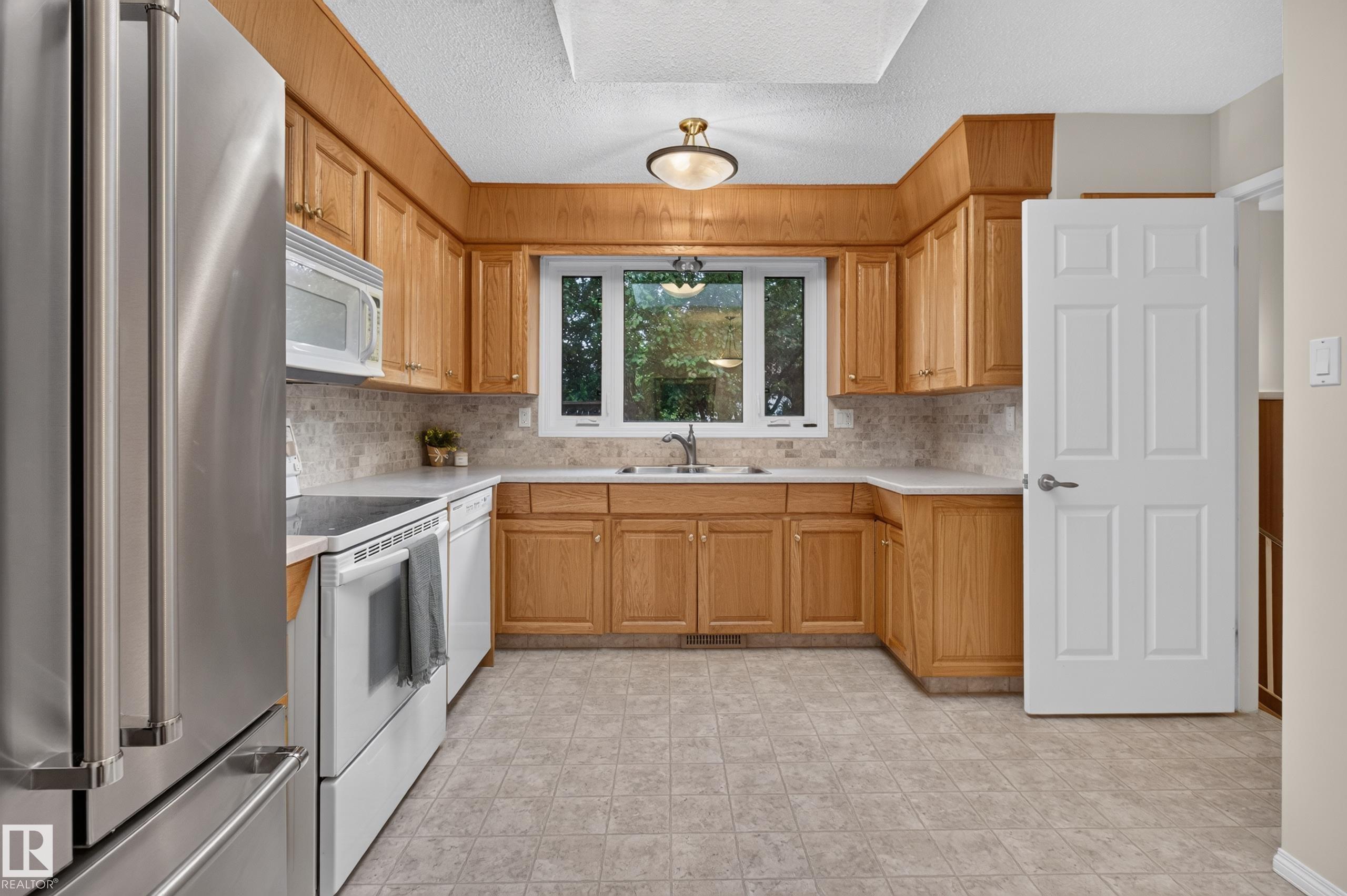 Photo 12 at 17603 85 Avenue NW, Thorncliffe, Edmonton