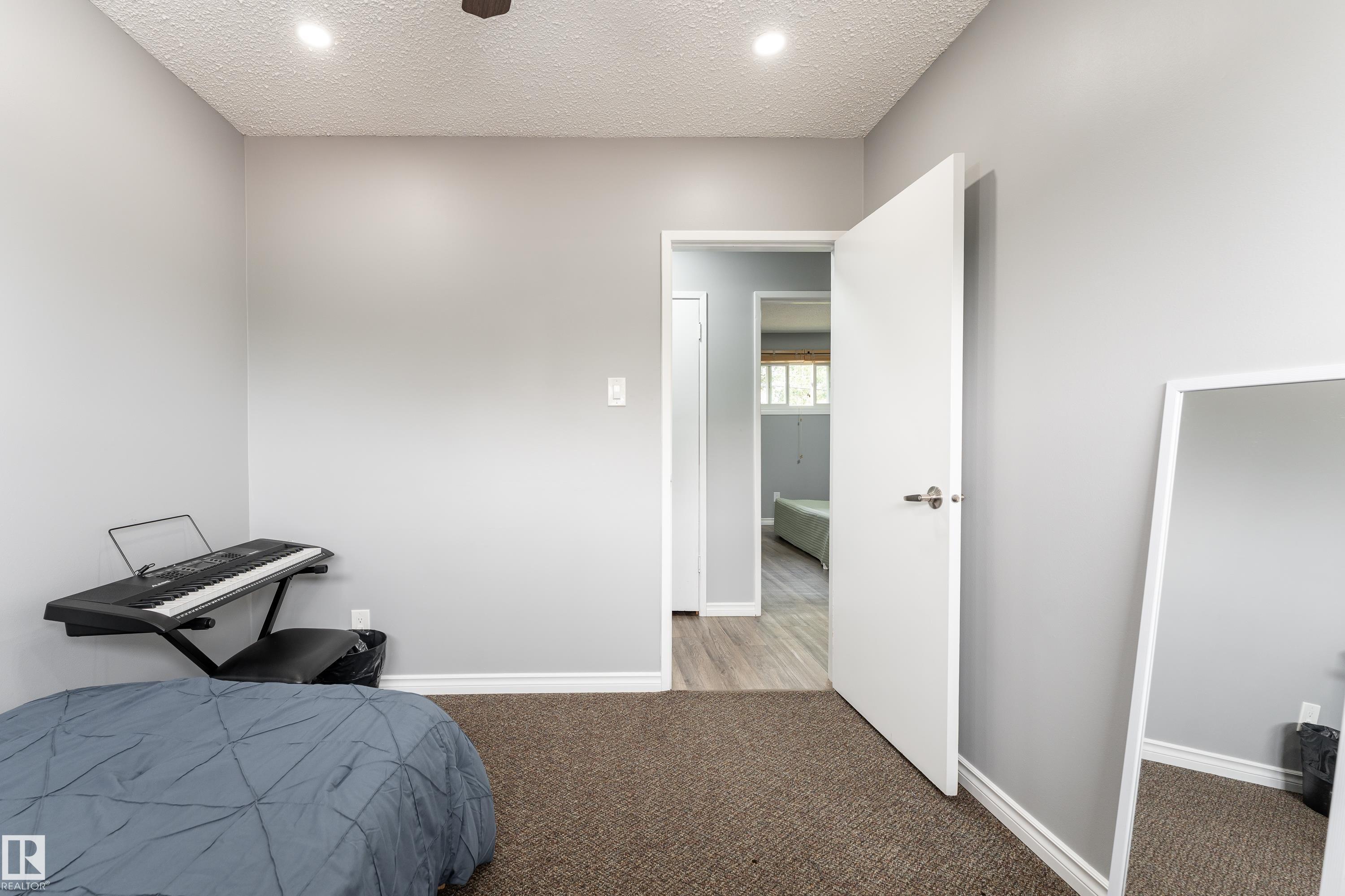 https://zimg.paragon.ice.com/ParagonImages/Property/PM/RAE/225409551/20/0/0/8b10386811423e5352d81db609aae217/1/18fd8303d7a76d98b0ff8611e19ae10f/225409551-72be0b35-c3b0-4497-99c7-6e6bbb0753b8.JPG