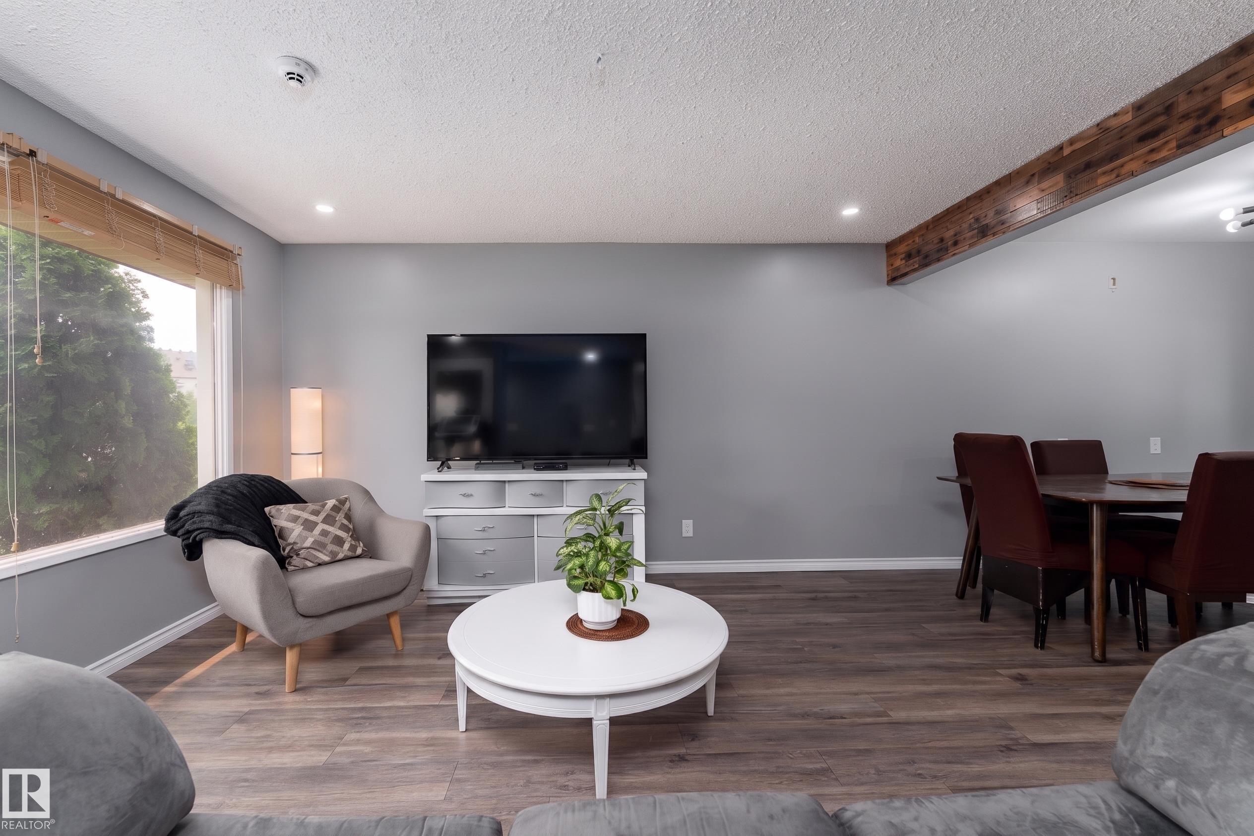 Picture for 9012 MEADOWLARK RD NW