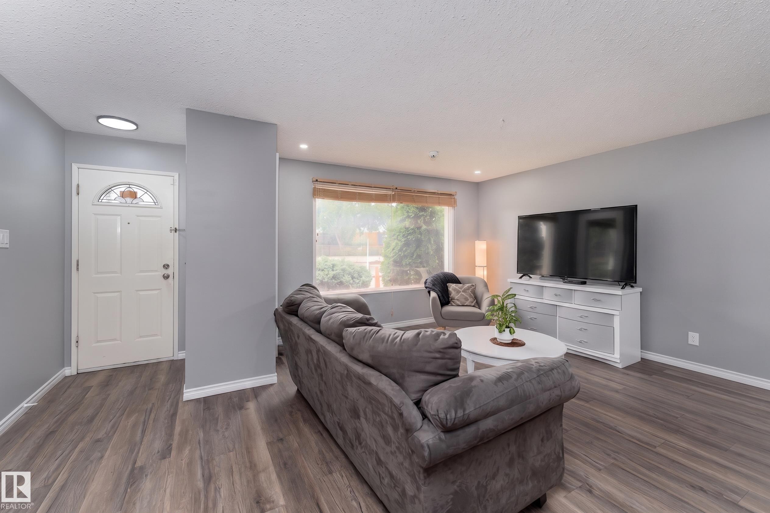 Picture for 9012 MEADOWLARK RD NW